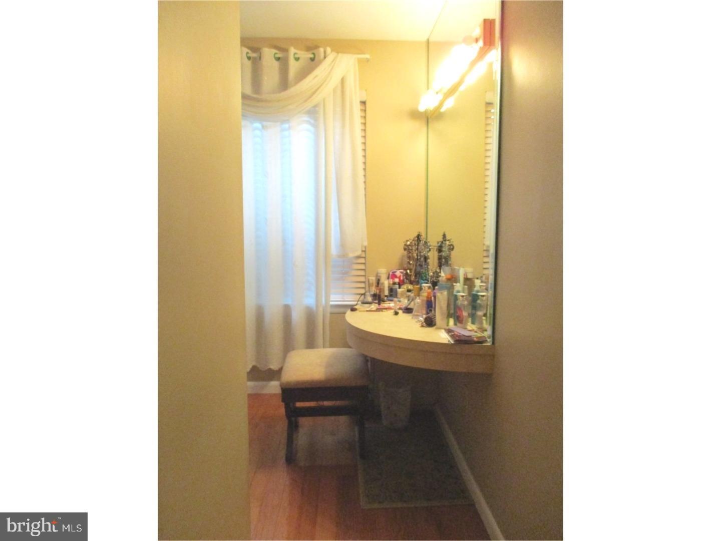 HOLLAND ACRES - Residential Lease