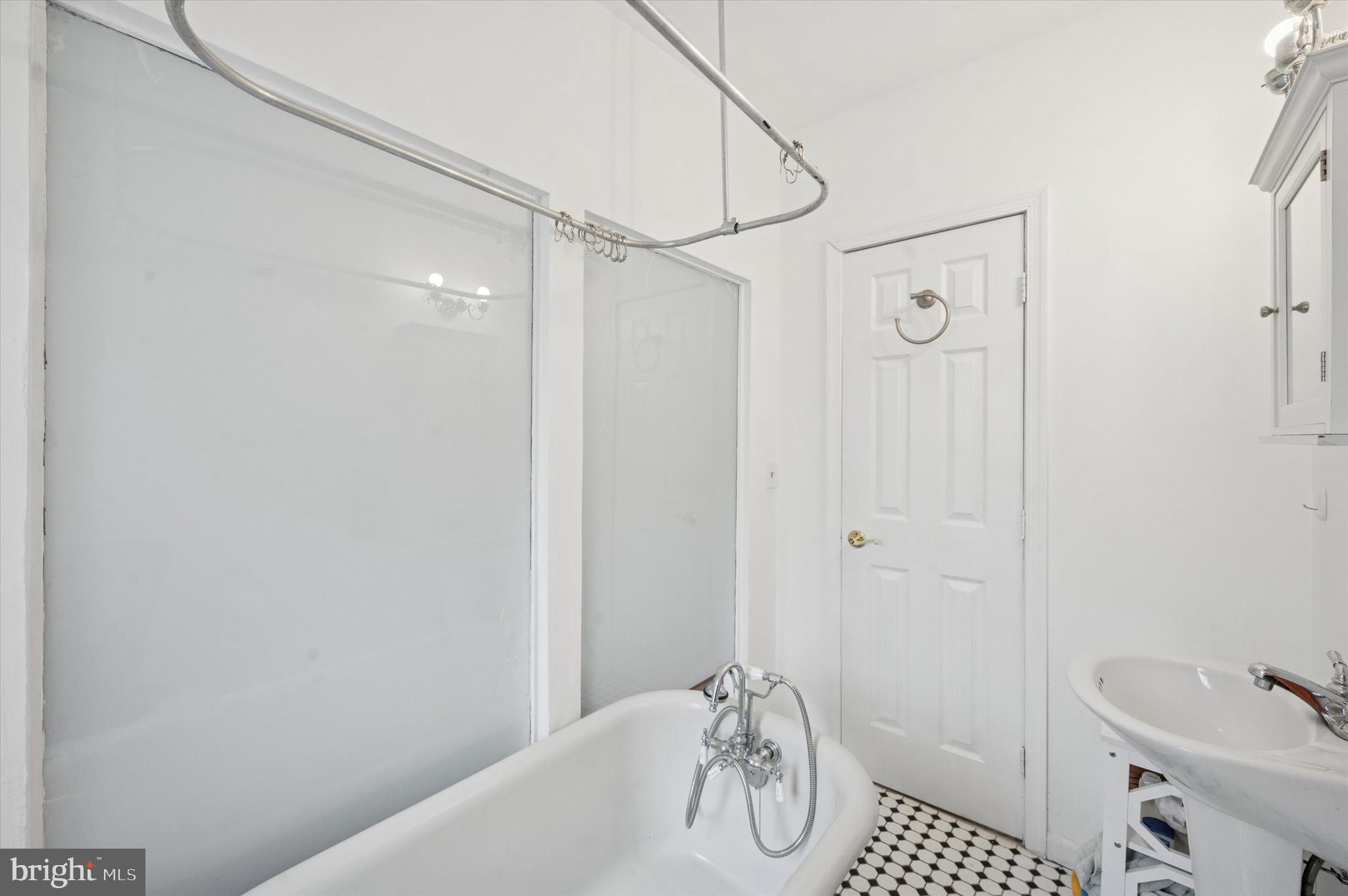 EAST KENSINGTON - Residential