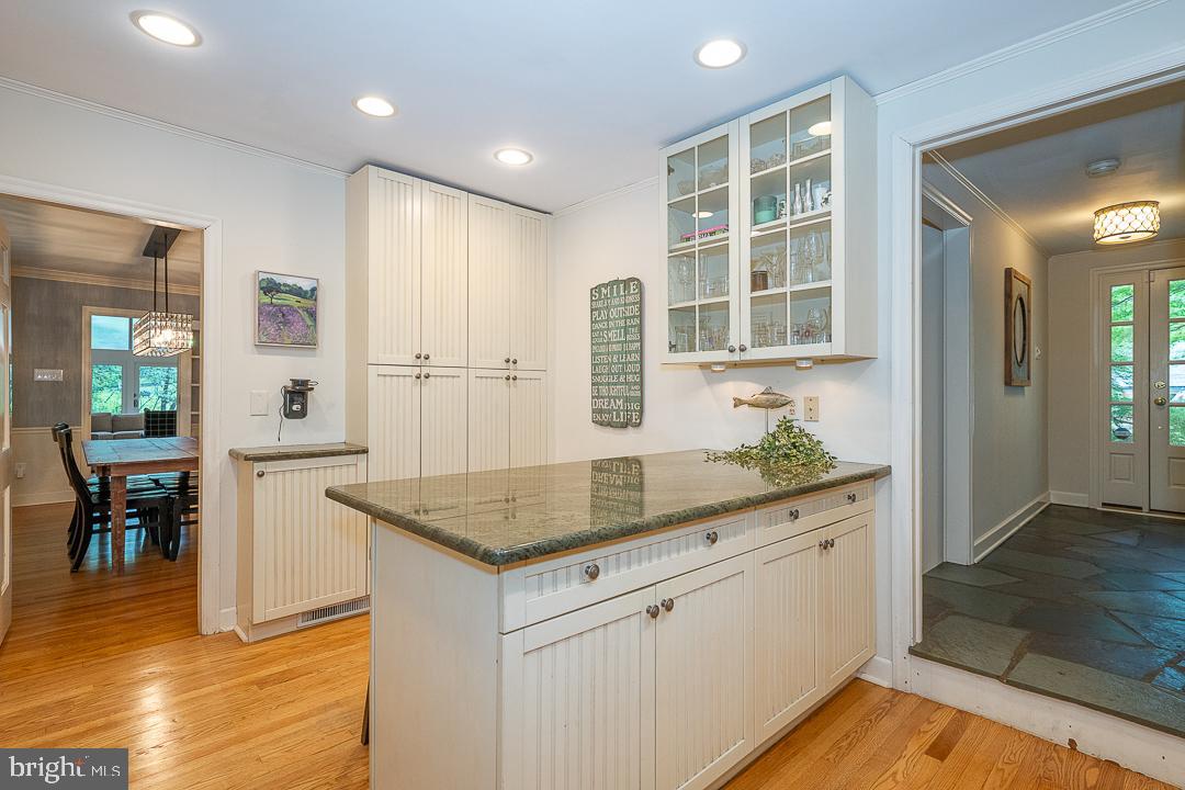 COLONIAL VILLAGE - Residential