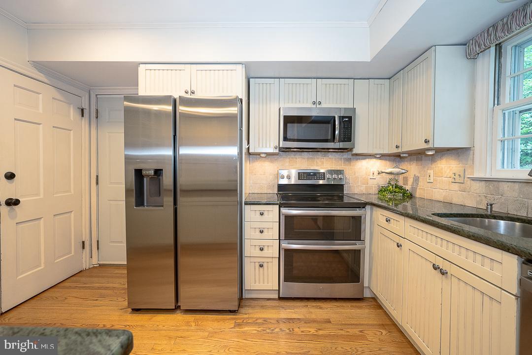 COLONIAL VILLAGE - Residential