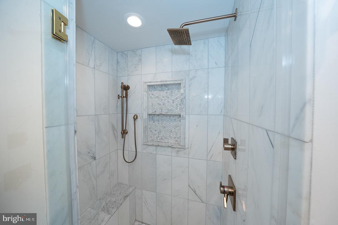 COLONIAL VILLAGE - Residential