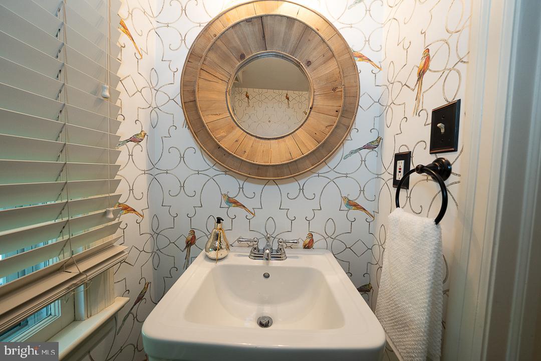 COLONIAL VILLAGE - Residential