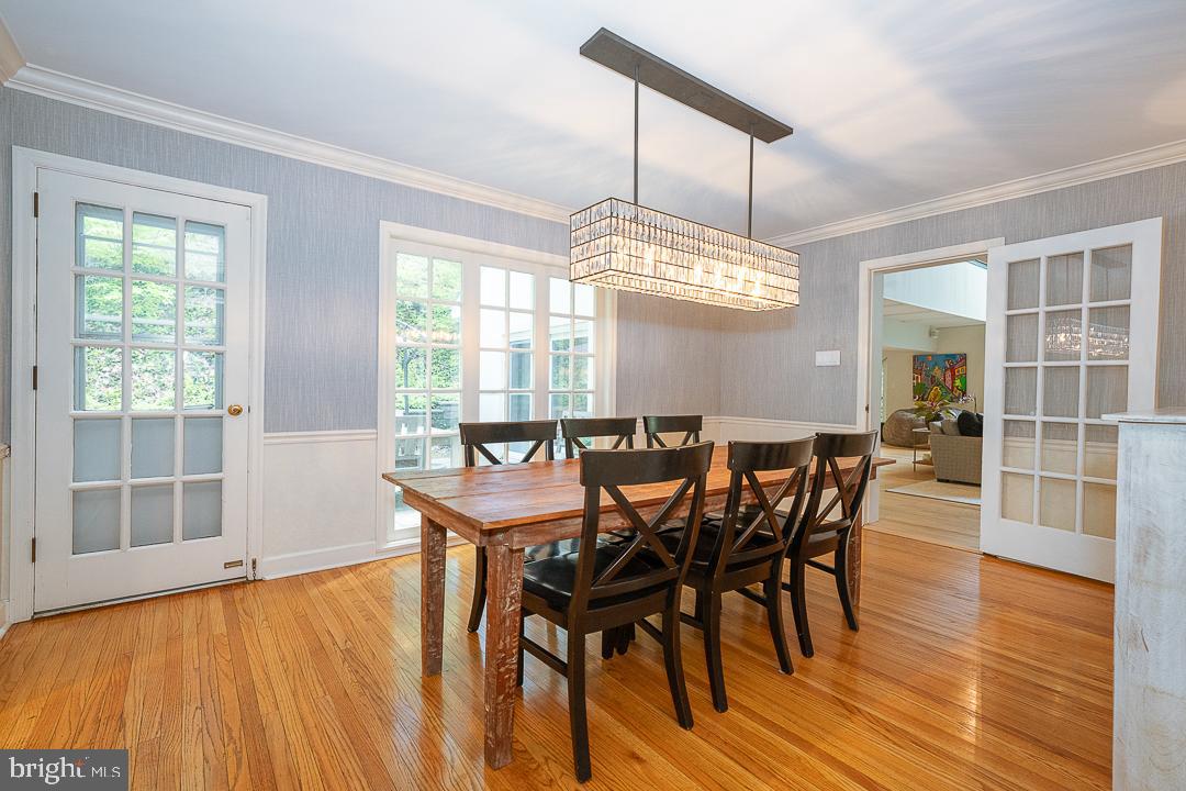 COLONIAL VILLAGE - Residential