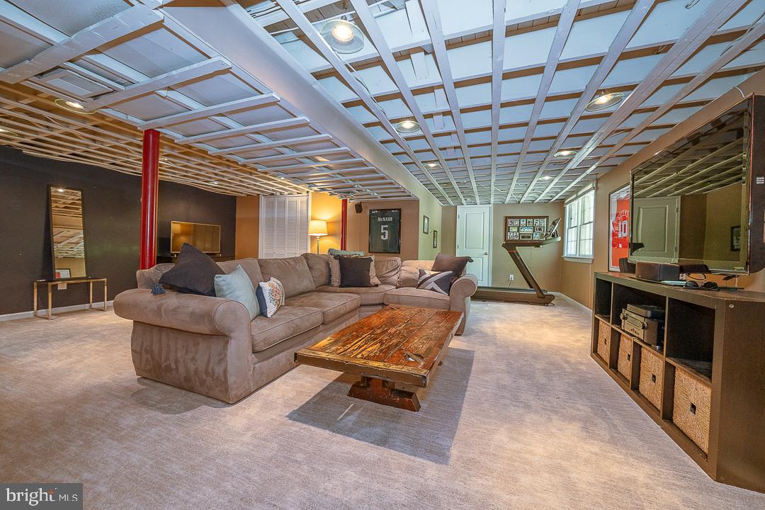 COLONIAL VILLAGE - Residential