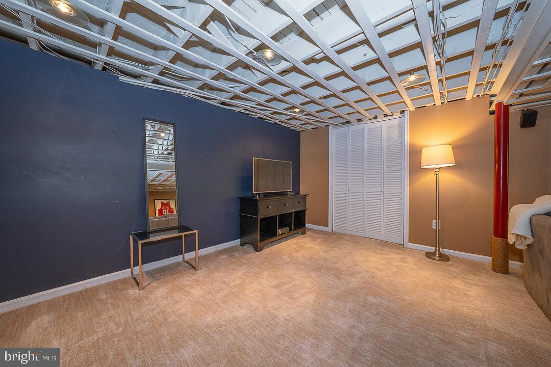 COLONIAL VILLAGE - Residential