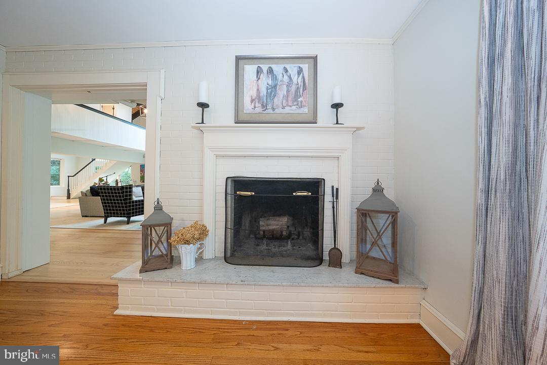 COLONIAL VILLAGE - Residential