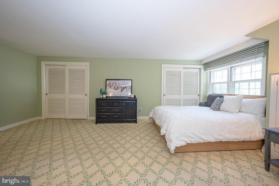 COLONIAL VILLAGE - Residential