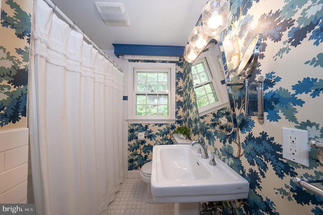 COLONIAL VILLAGE - Residential