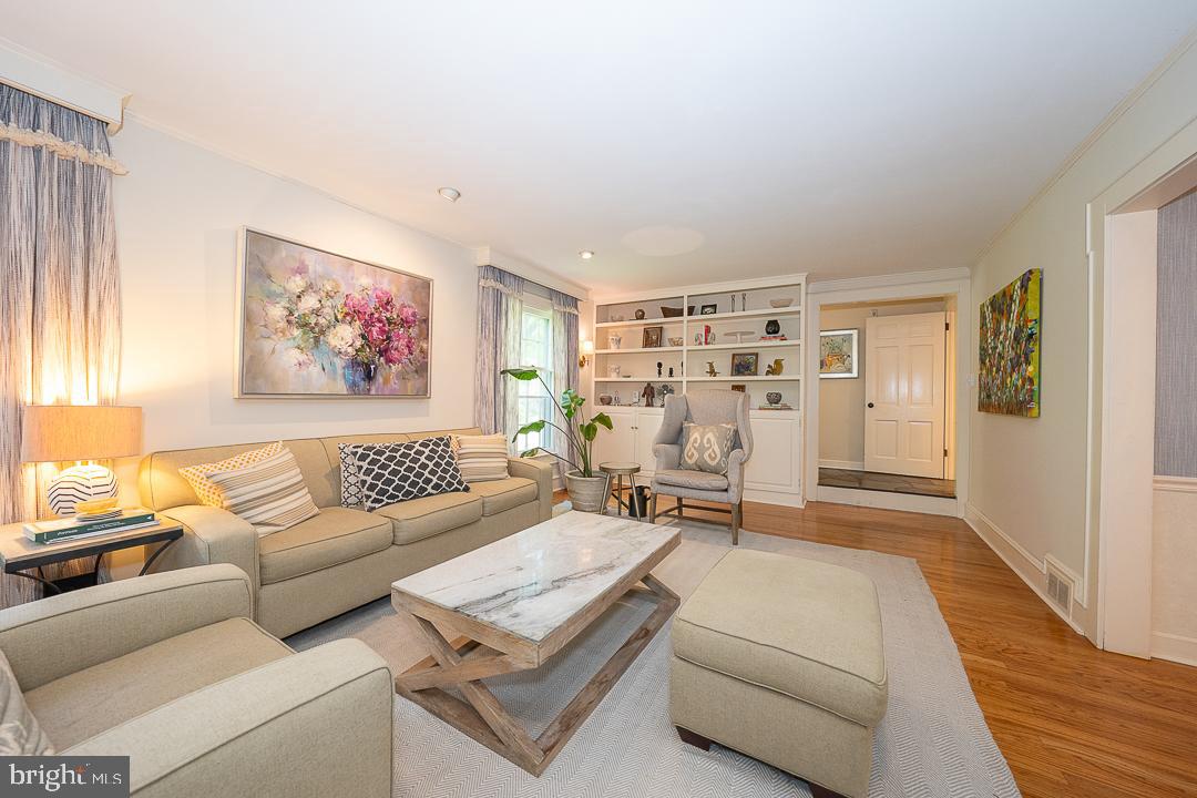 COLONIAL VILLAGE - Residential