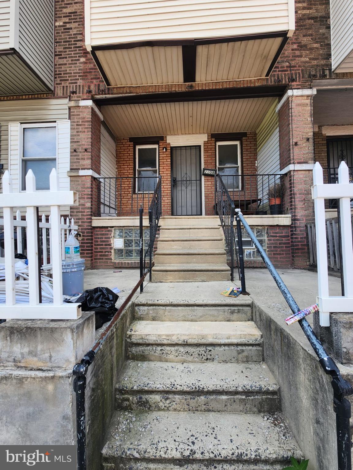 This is a cozy 2 bedroom house in good condition, 2 nice size bedrooms, living and dining rooms, eat in kitchen, full basement w/ laundry and patio.