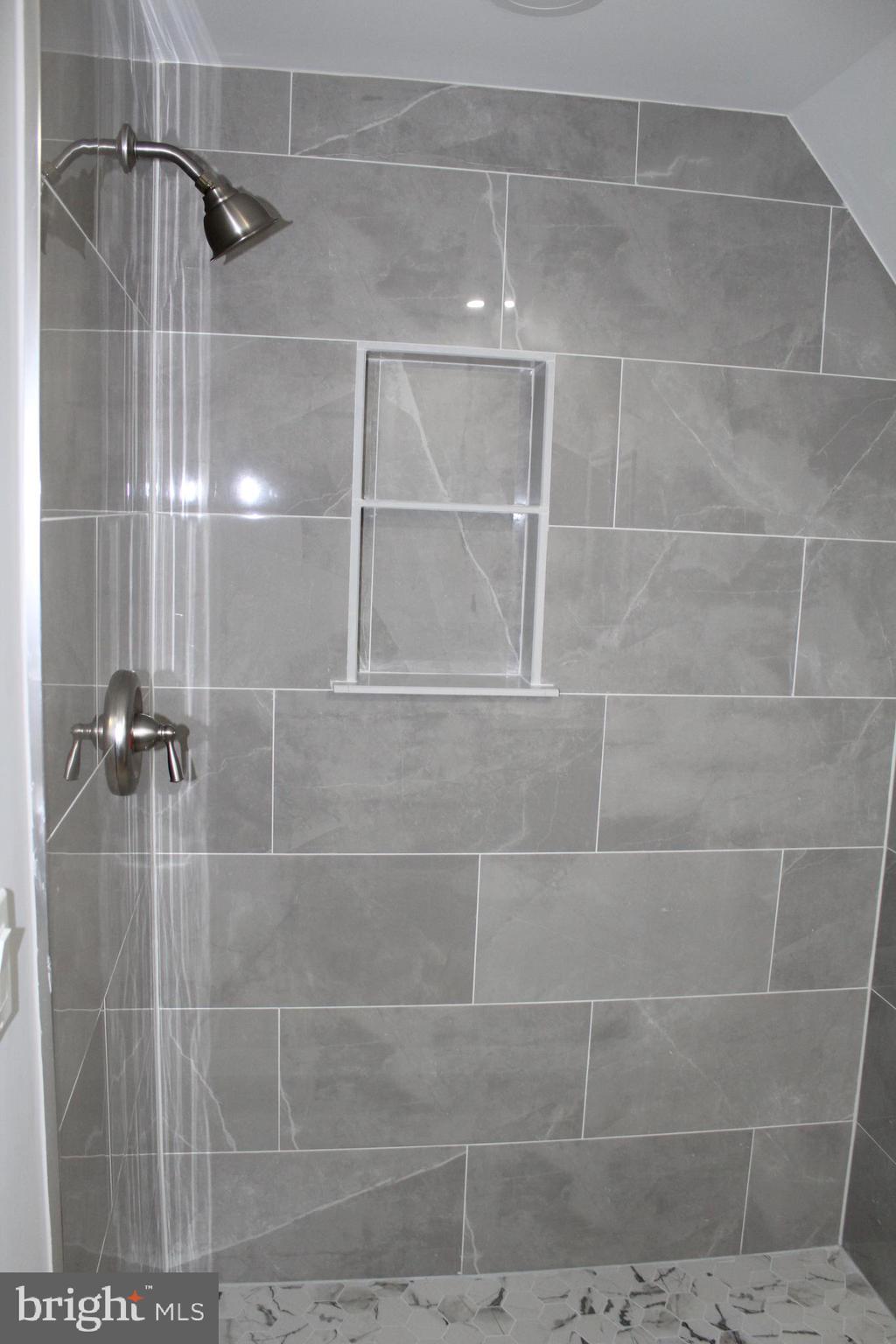 MIDDLE RIVER - Residential