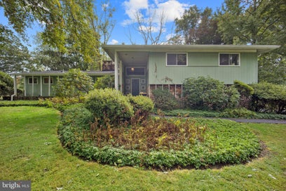 1911 WOODLAND DRIVE YARDLEY PA 19067