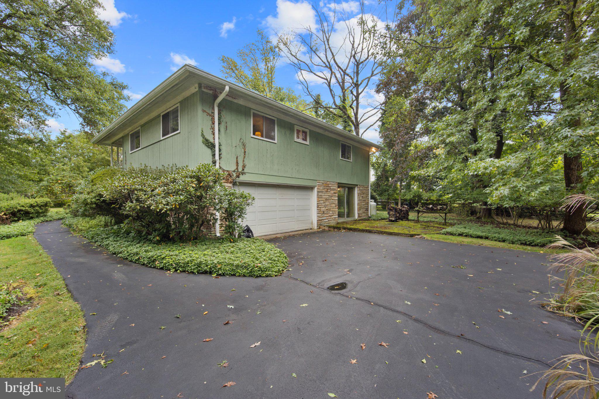 1911 WOODLAND DRIVE