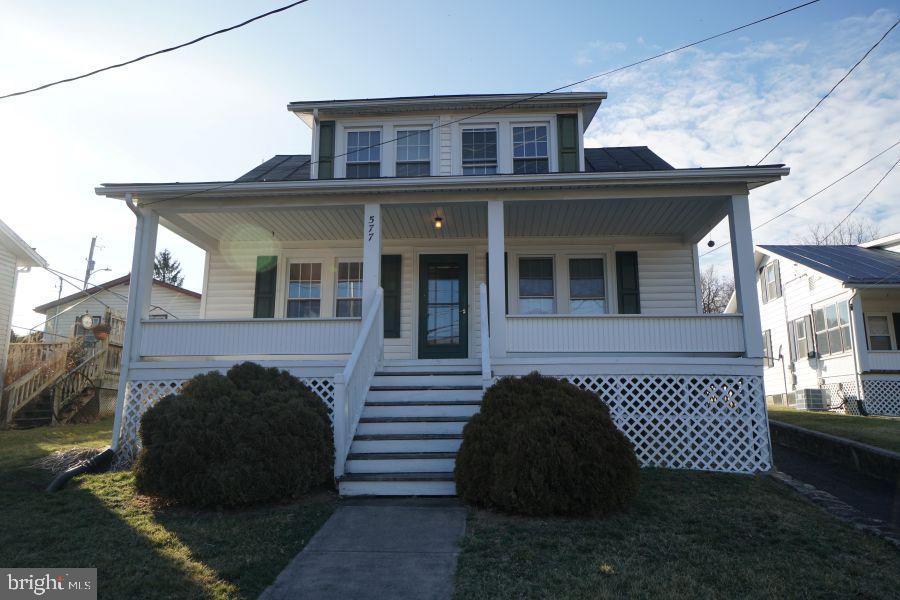 Cozy bungalow in the heart of Franklin within walking distance to groceries, restaurants, Post office, Schools and more. This home has lots of charm from the hardwood floors to the shiplap walls. Primary bedroom is on the main floor with a walk-in closet. Bonus room off of kitchen has many possibilities! Back lot offers more room for play and/or an additional access to the property. This one is priced right and is a must see if you're looking for charm, functionality and convenience! Make an appt. today.