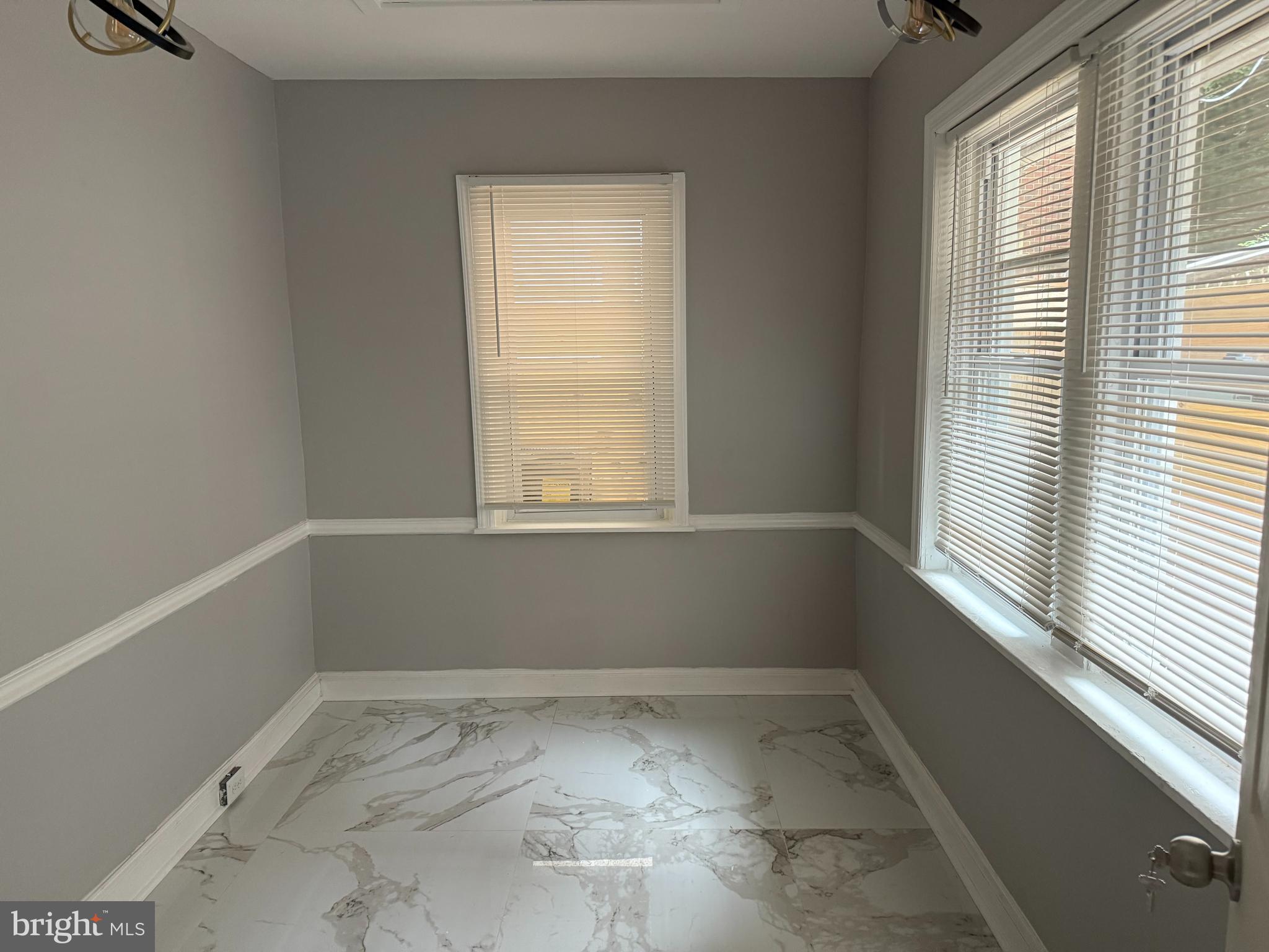 QUEEN VILLAGE - Residential