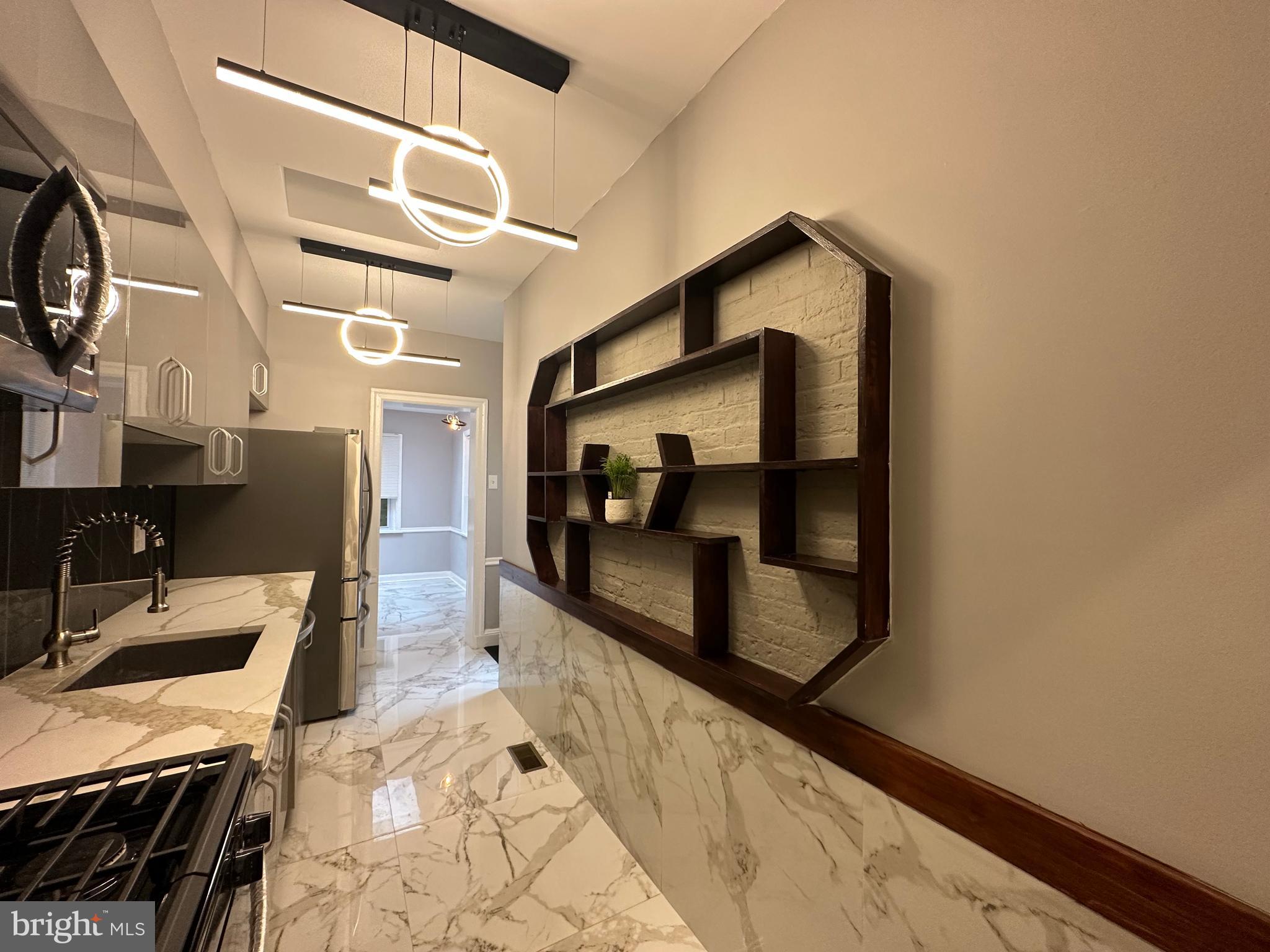 QUEEN VILLAGE - Residential