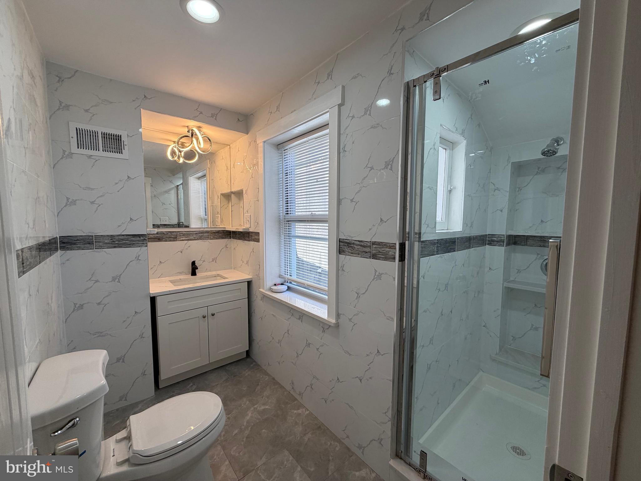QUEEN VILLAGE - Residential
