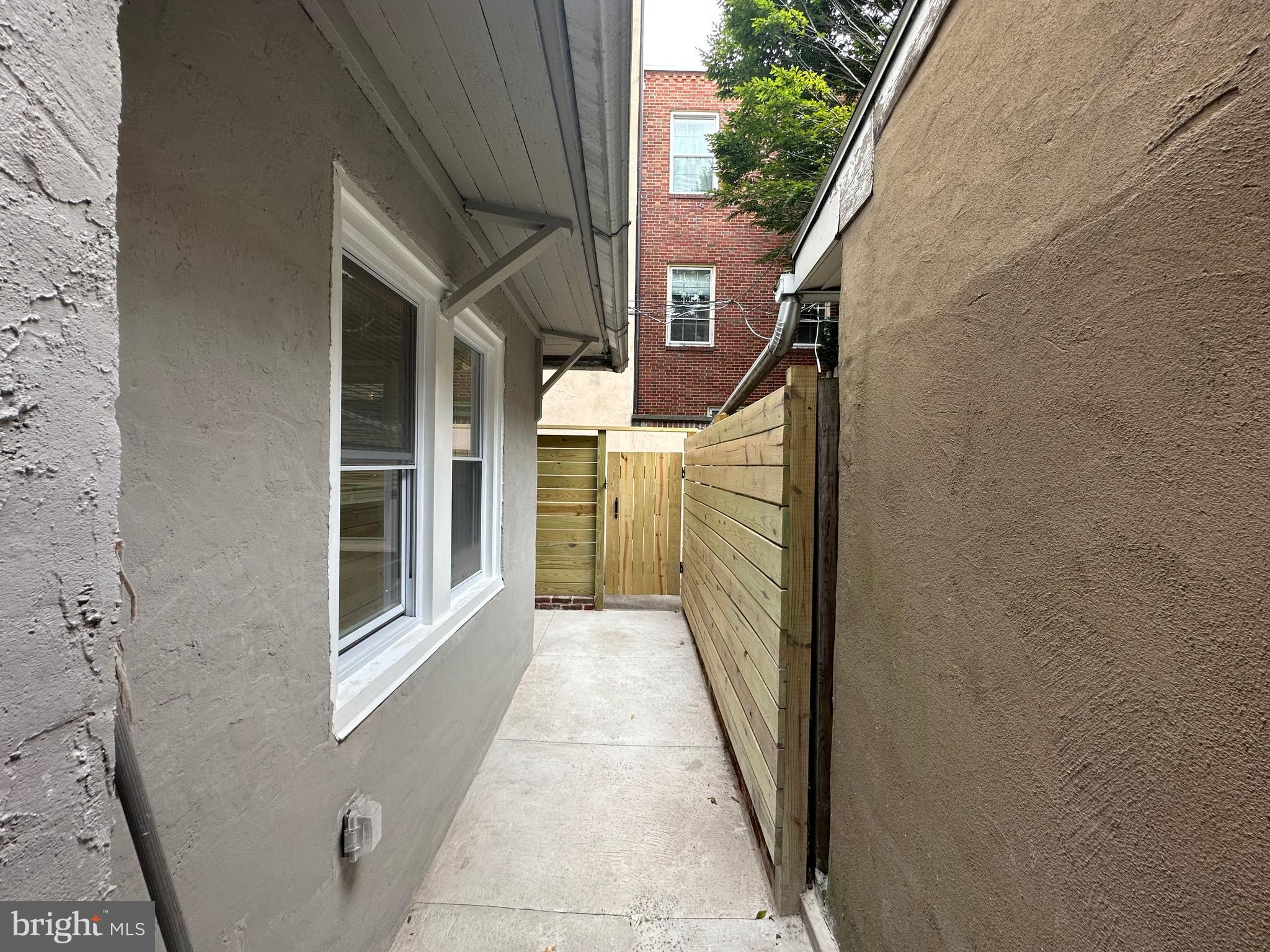 QUEEN VILLAGE - Residential