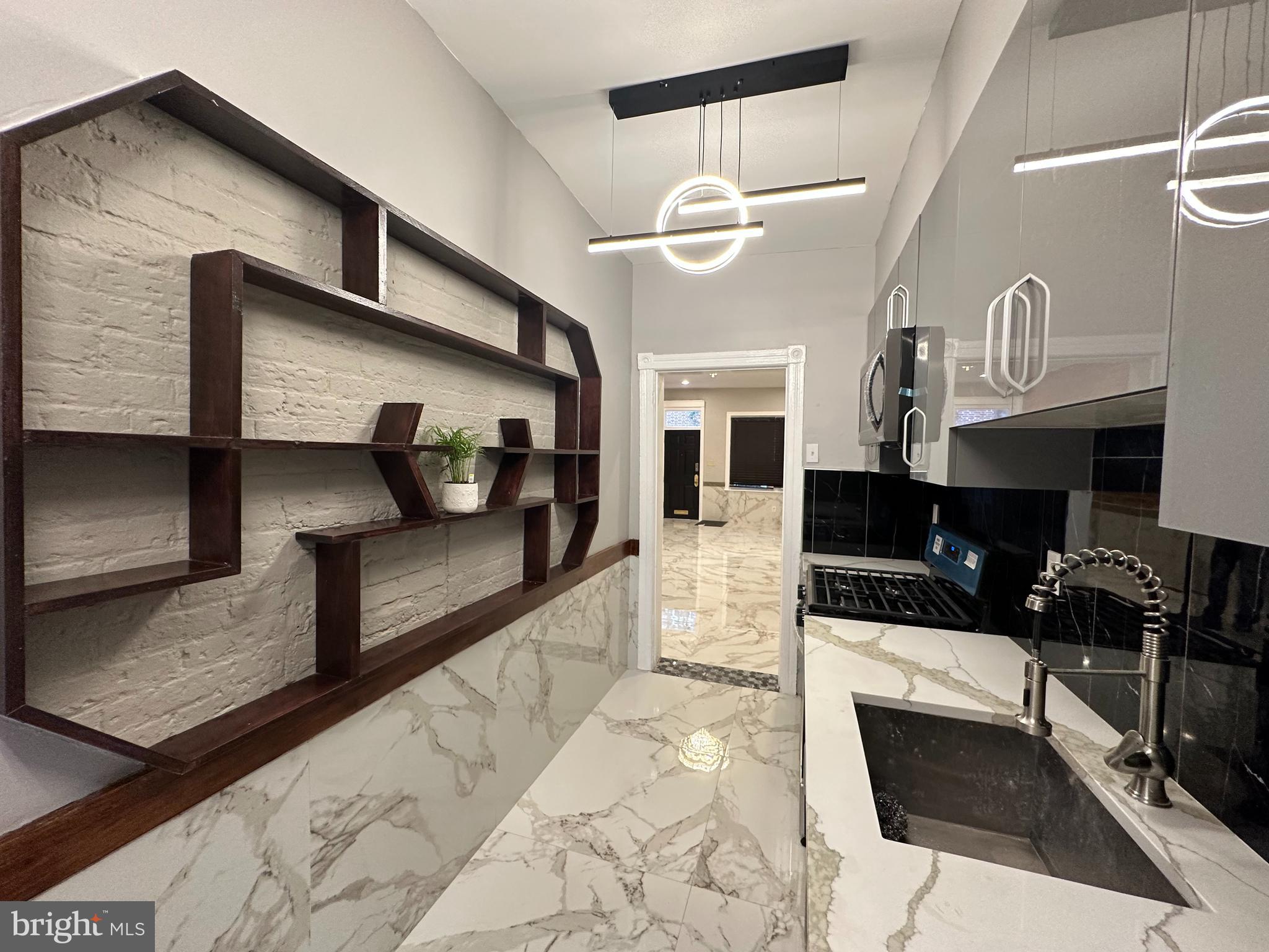 QUEEN VILLAGE - Residential