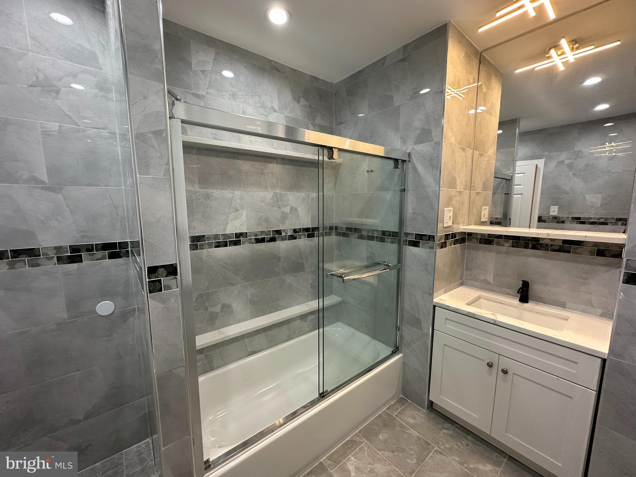 QUEEN VILLAGE - Residential