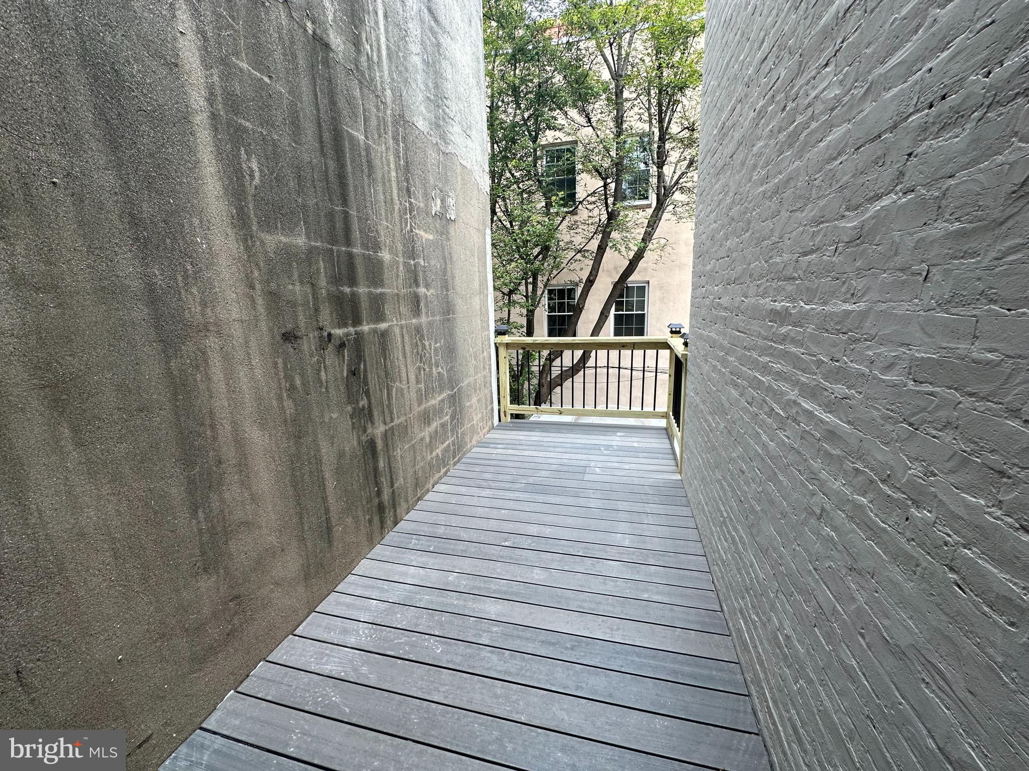 QUEEN VILLAGE - Residential