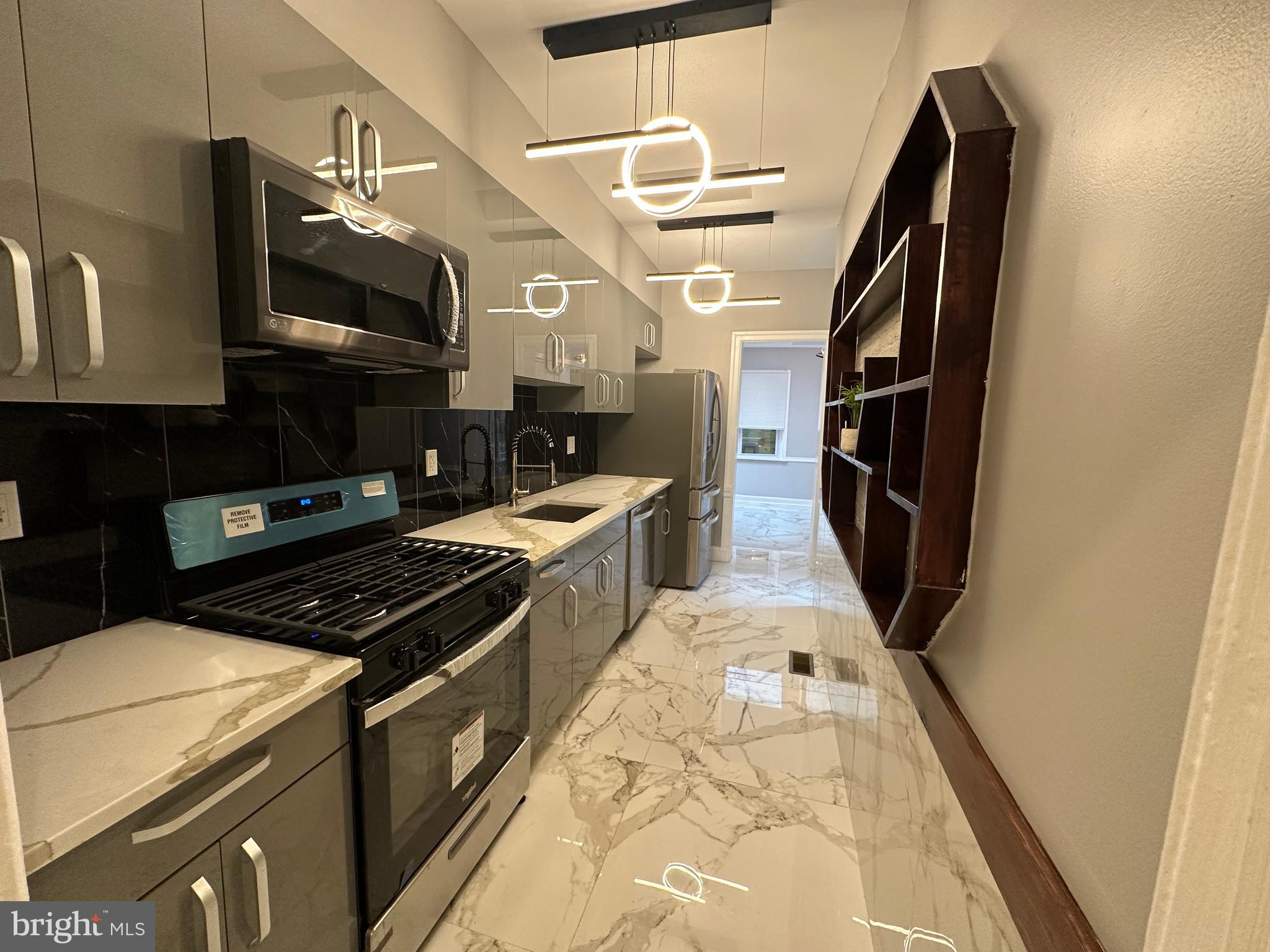 QUEEN VILLAGE - Residential