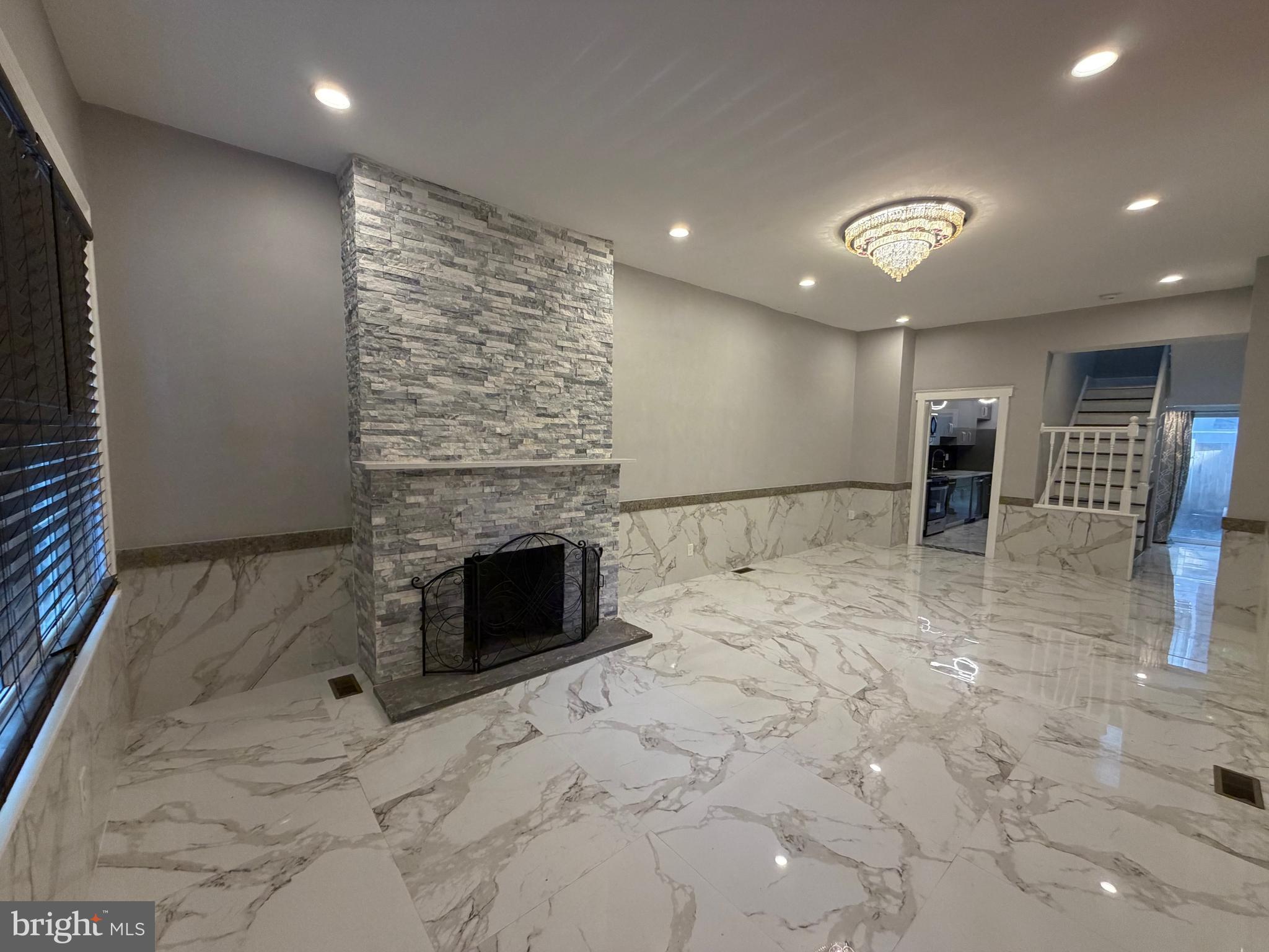 QUEEN VILLAGE - Residential