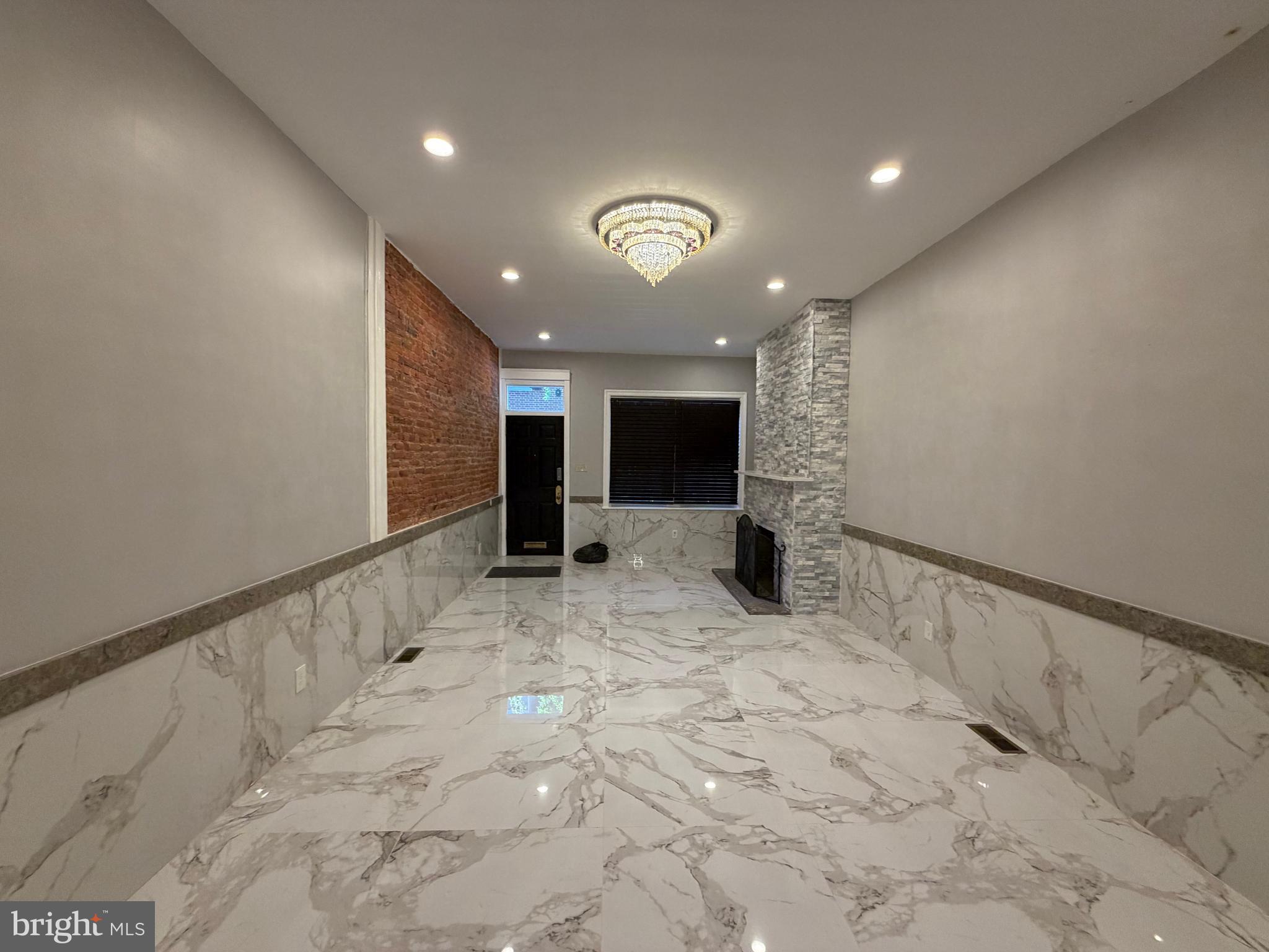 QUEEN VILLAGE - Residential