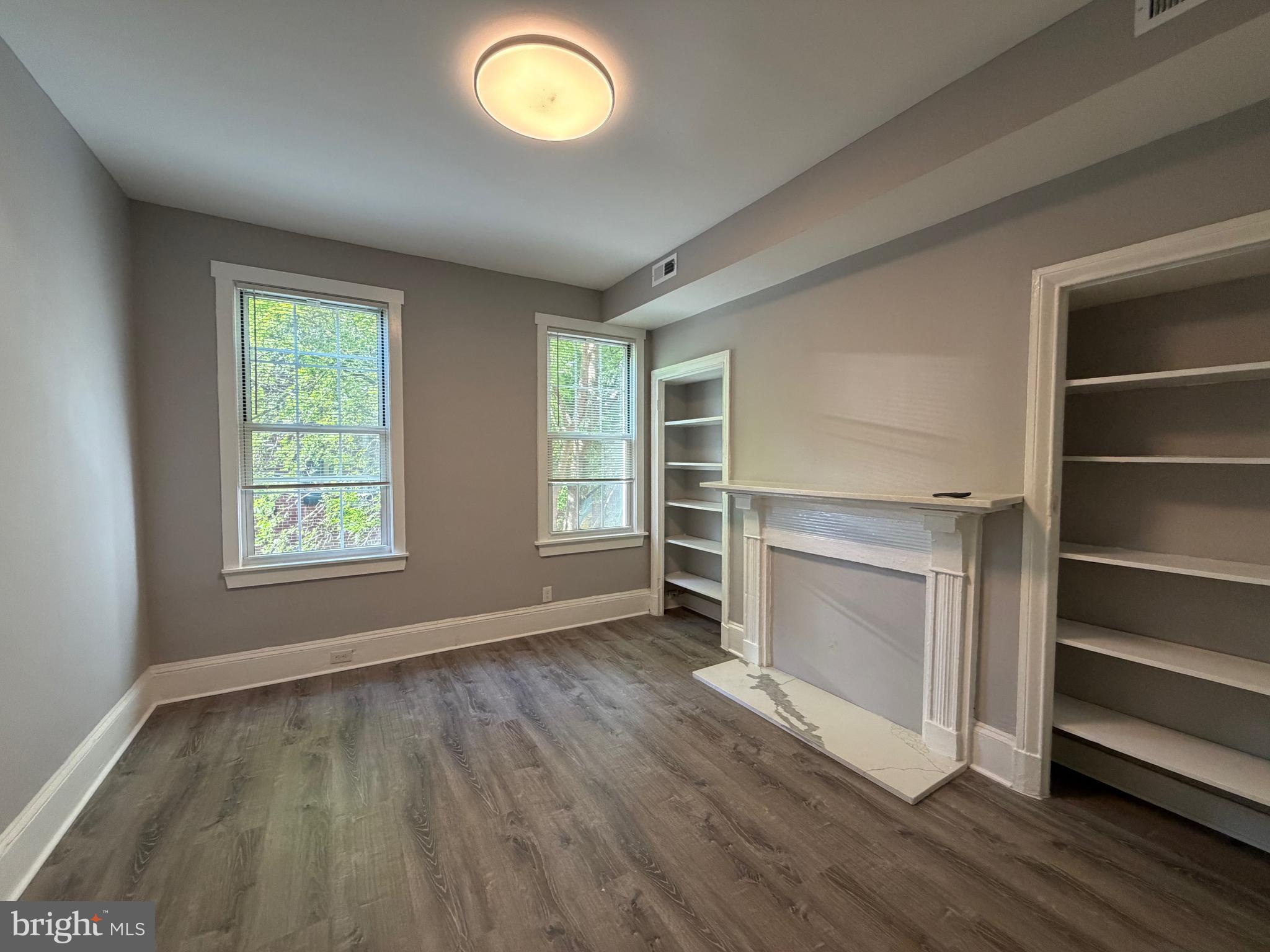 QUEEN VILLAGE - Residential