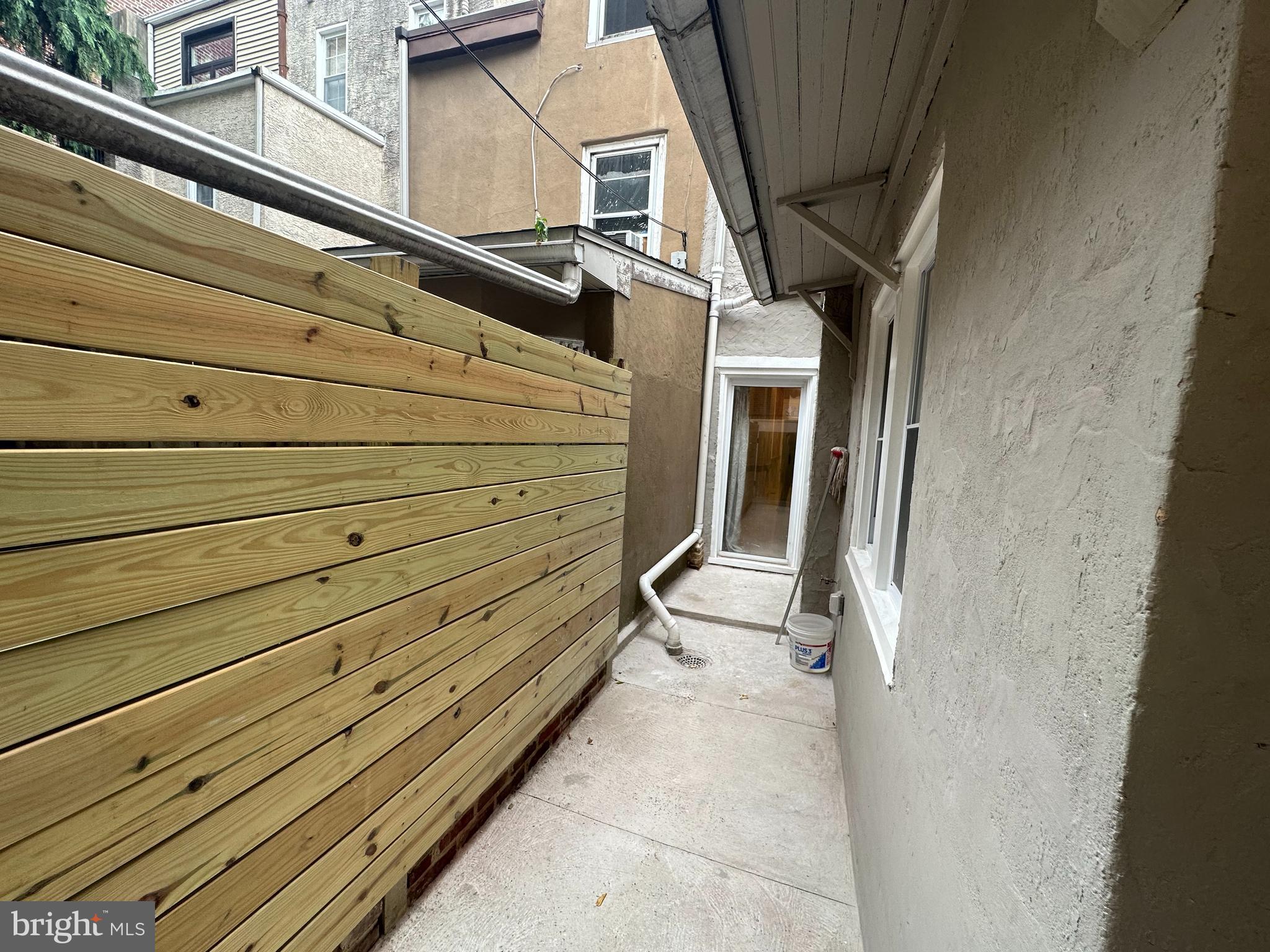 QUEEN VILLAGE - Residential