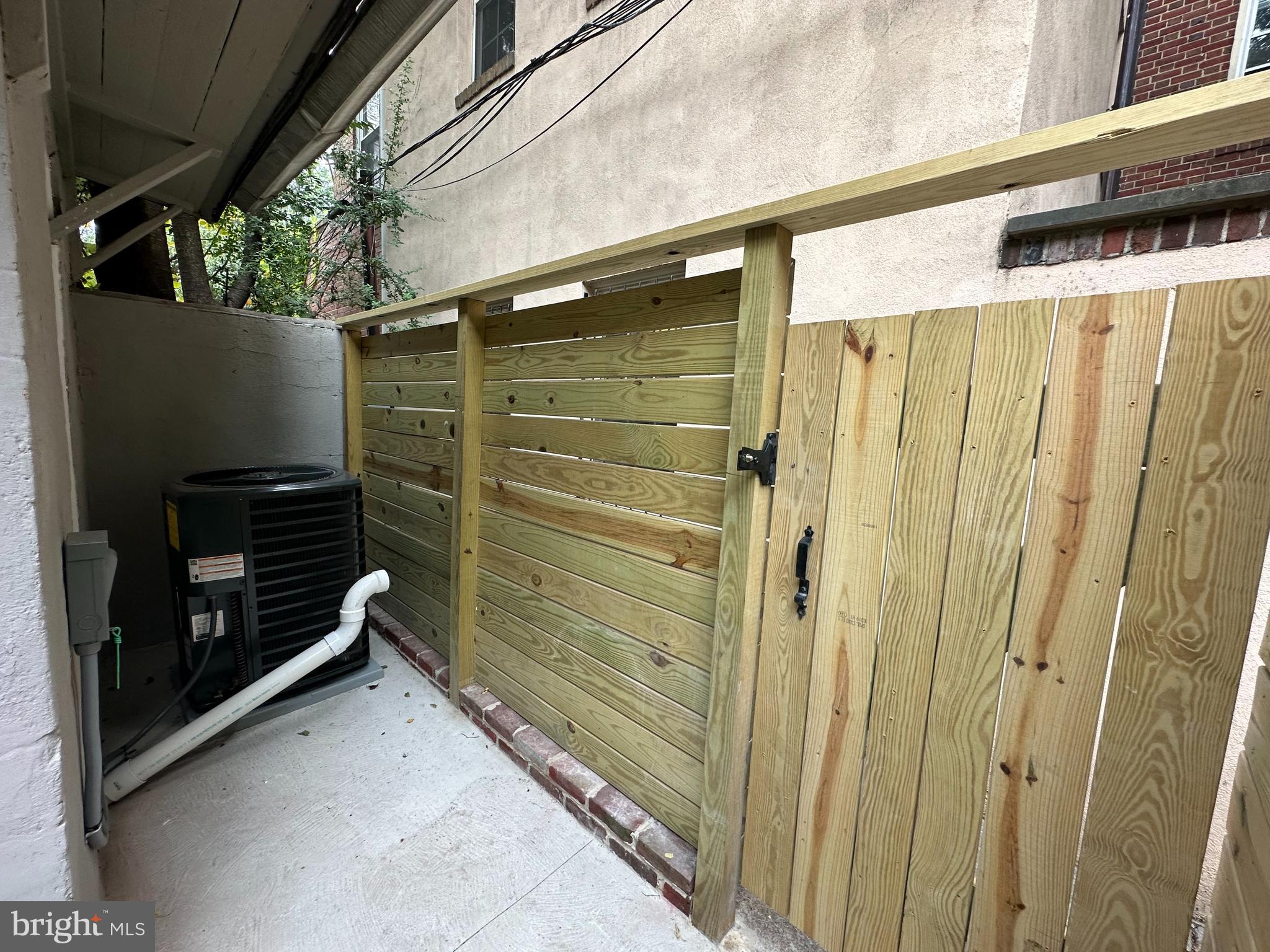 QUEEN VILLAGE - Residential