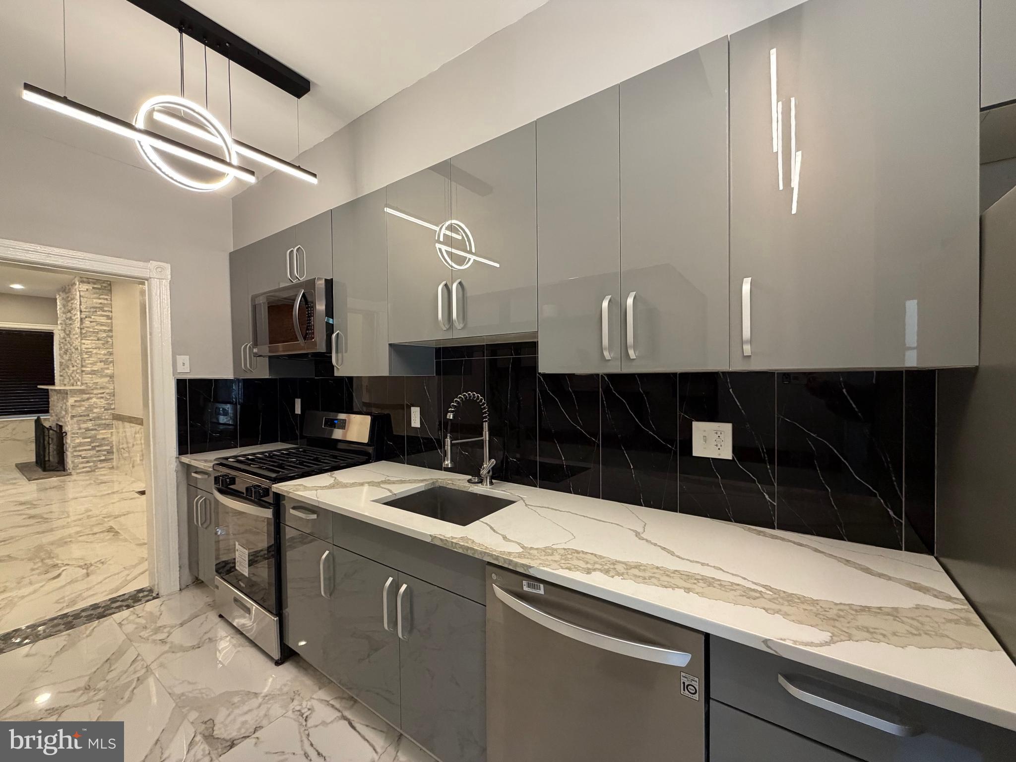 QUEEN VILLAGE - Residential