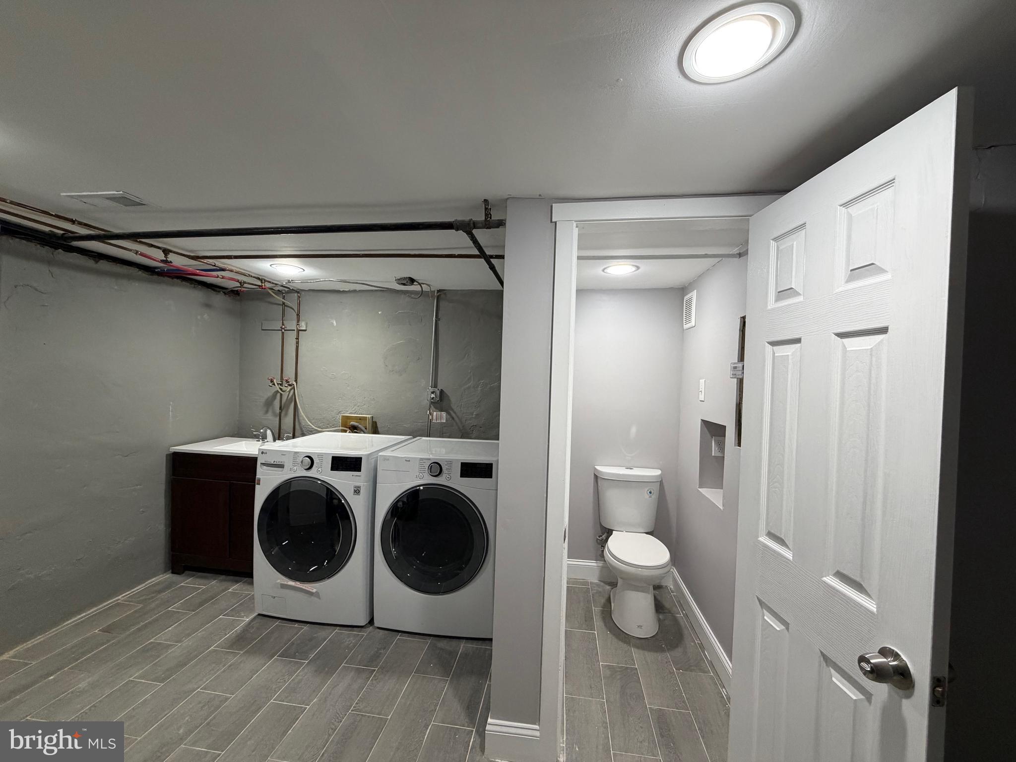 QUEEN VILLAGE - Residential