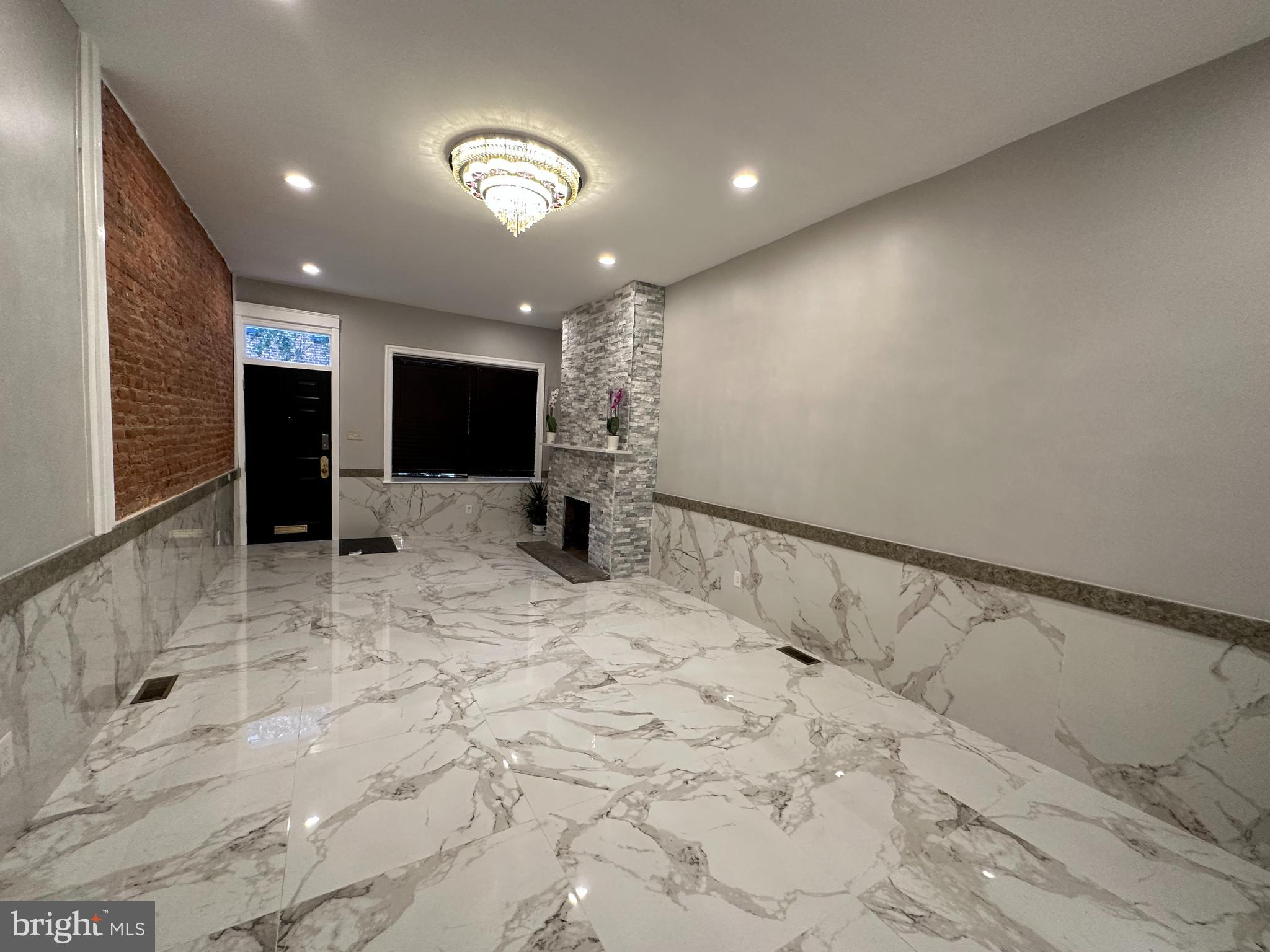 QUEEN VILLAGE - Residential