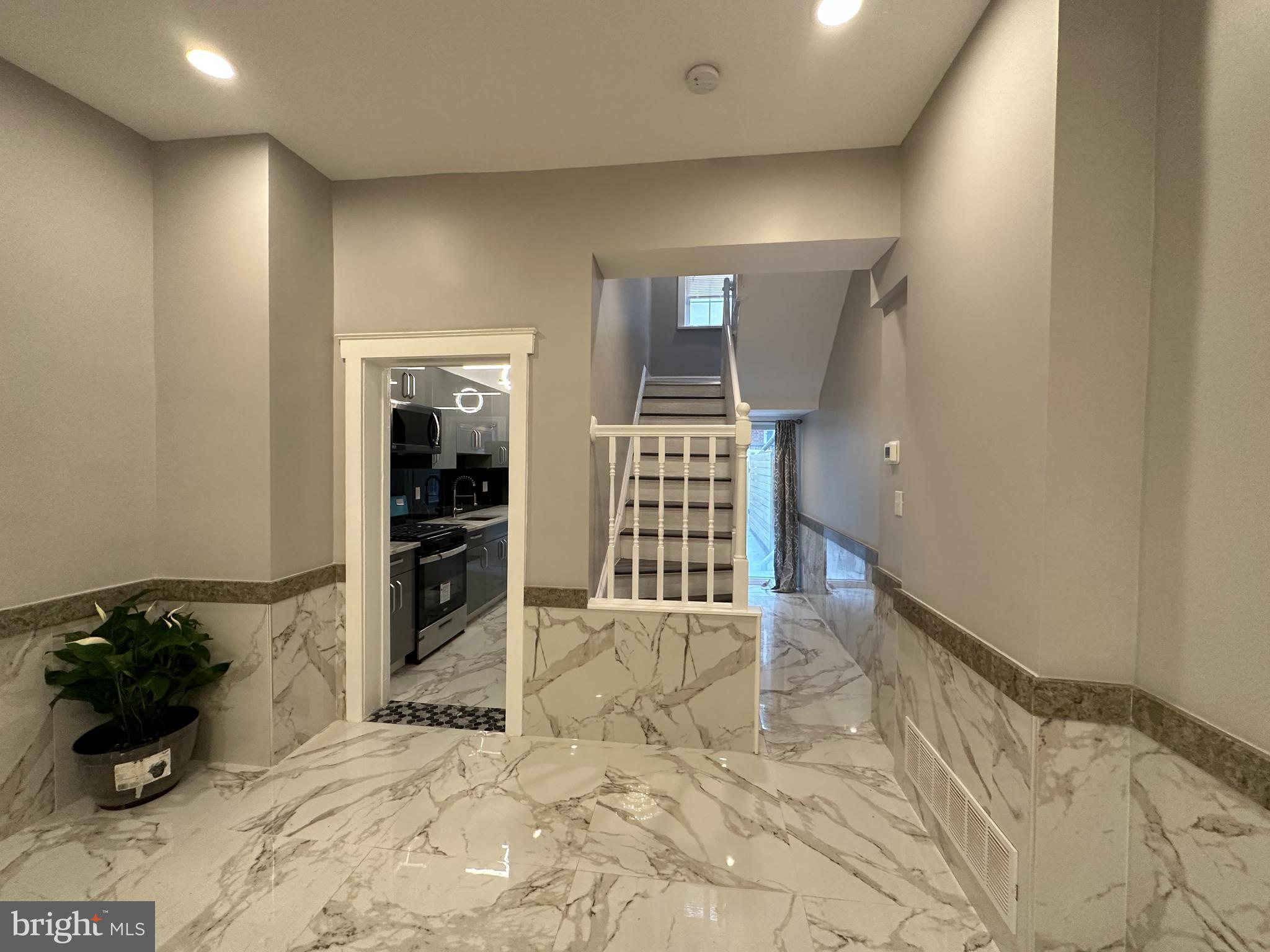 QUEEN VILLAGE - Residential