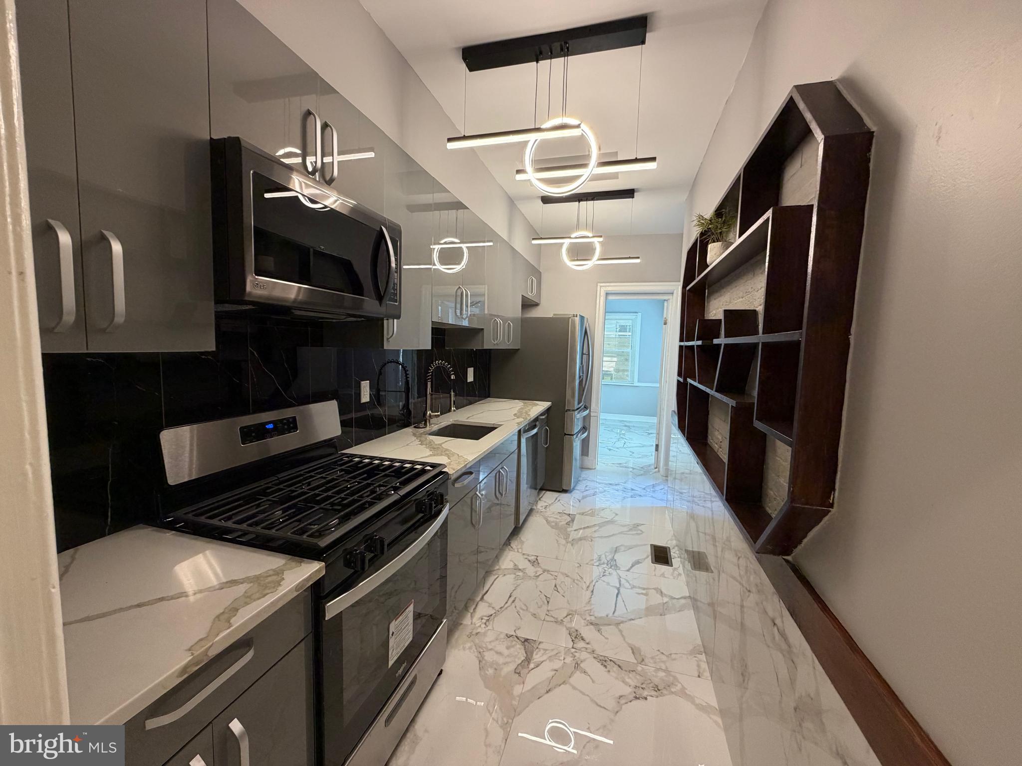 QUEEN VILLAGE - Residential