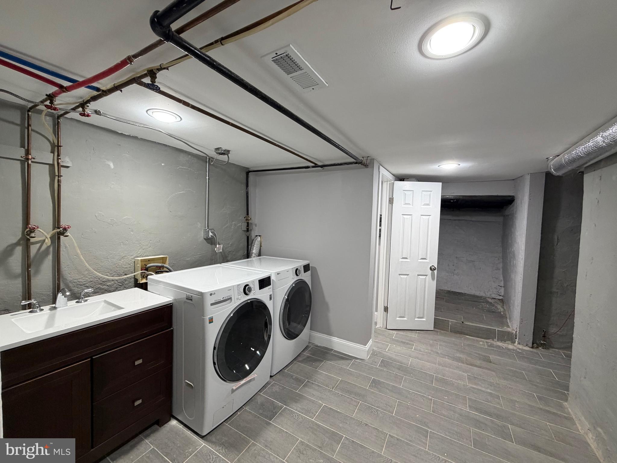 QUEEN VILLAGE - Residential