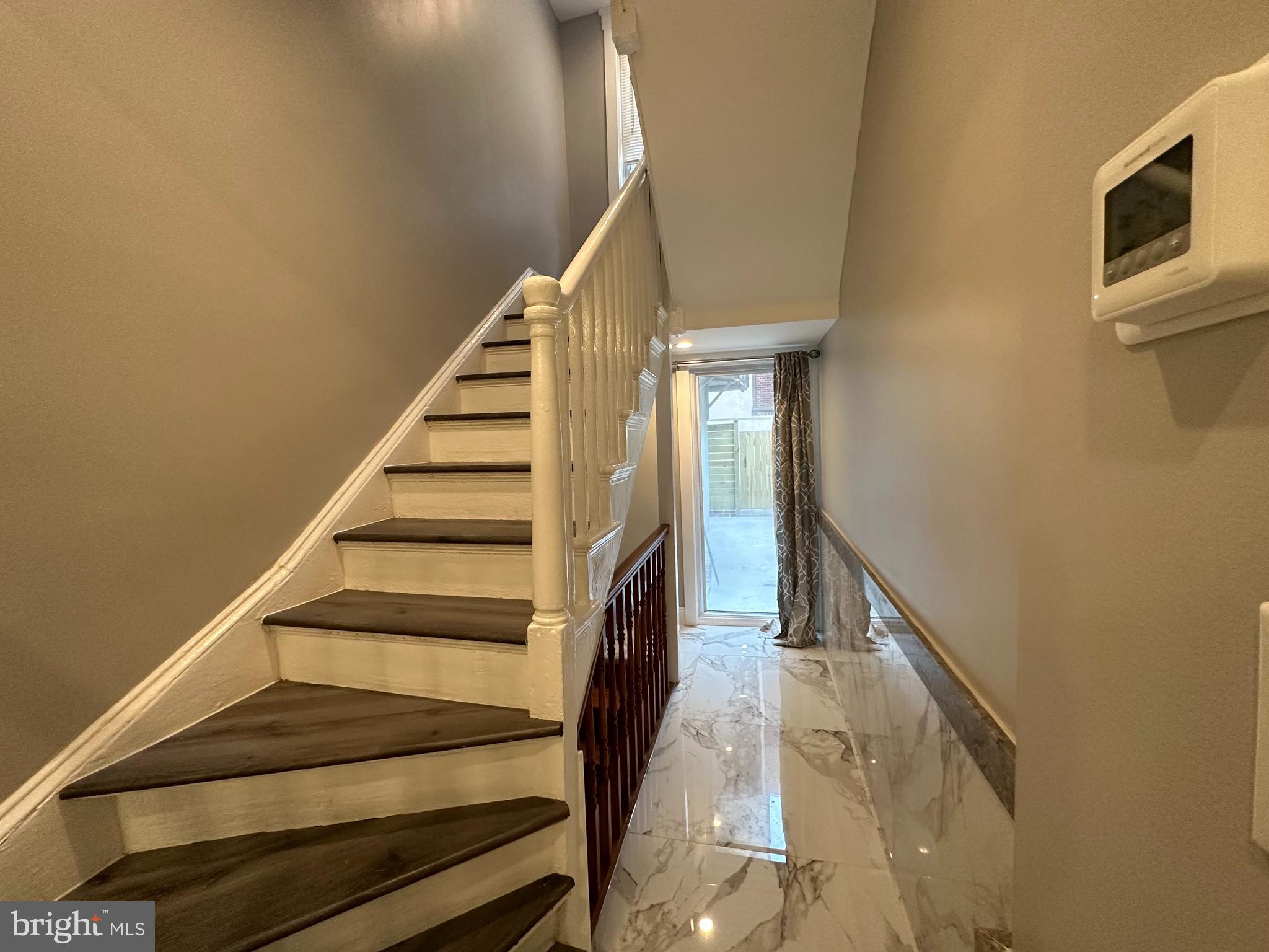 QUEEN VILLAGE - Residential