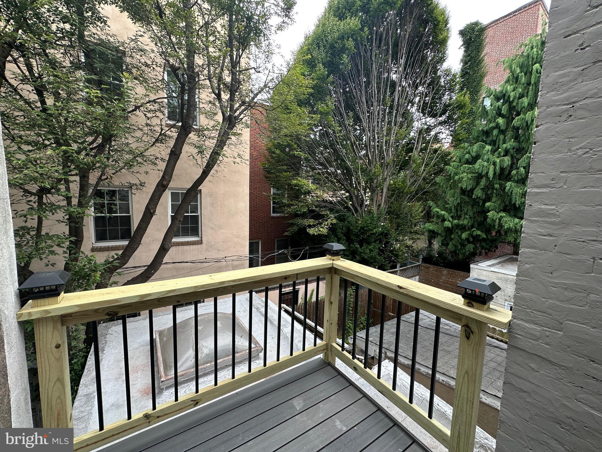 QUEEN VILLAGE - Residential