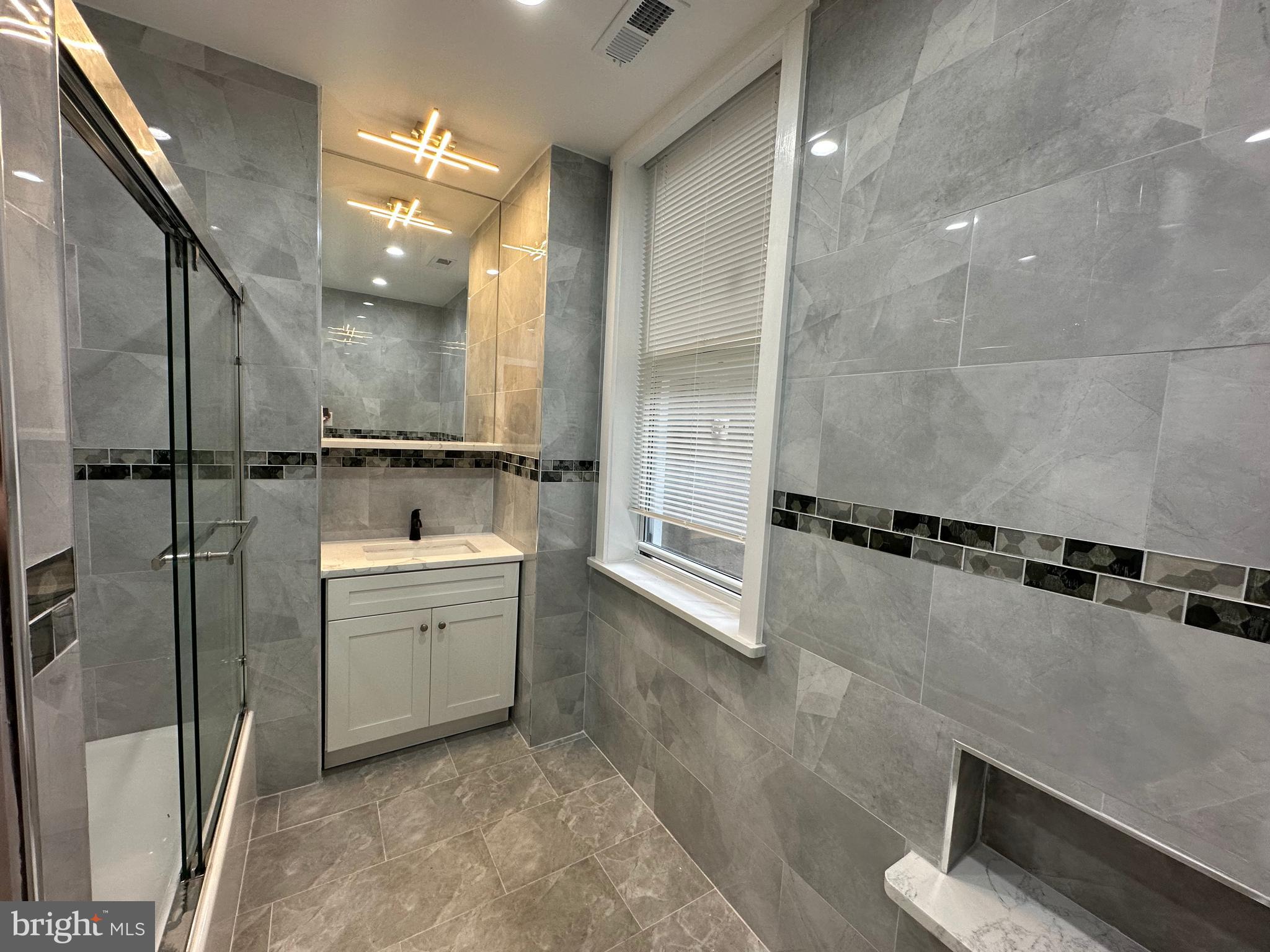 QUEEN VILLAGE - Residential