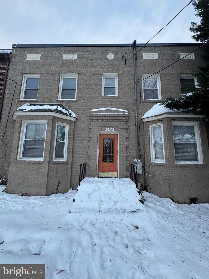 Vacant 4 unit located in sought after Hillcrest,Seller will entertain all offers,drastic price reduction,the building is totally vacant,4 car parking in the located in the rear Seller will entertain all offers