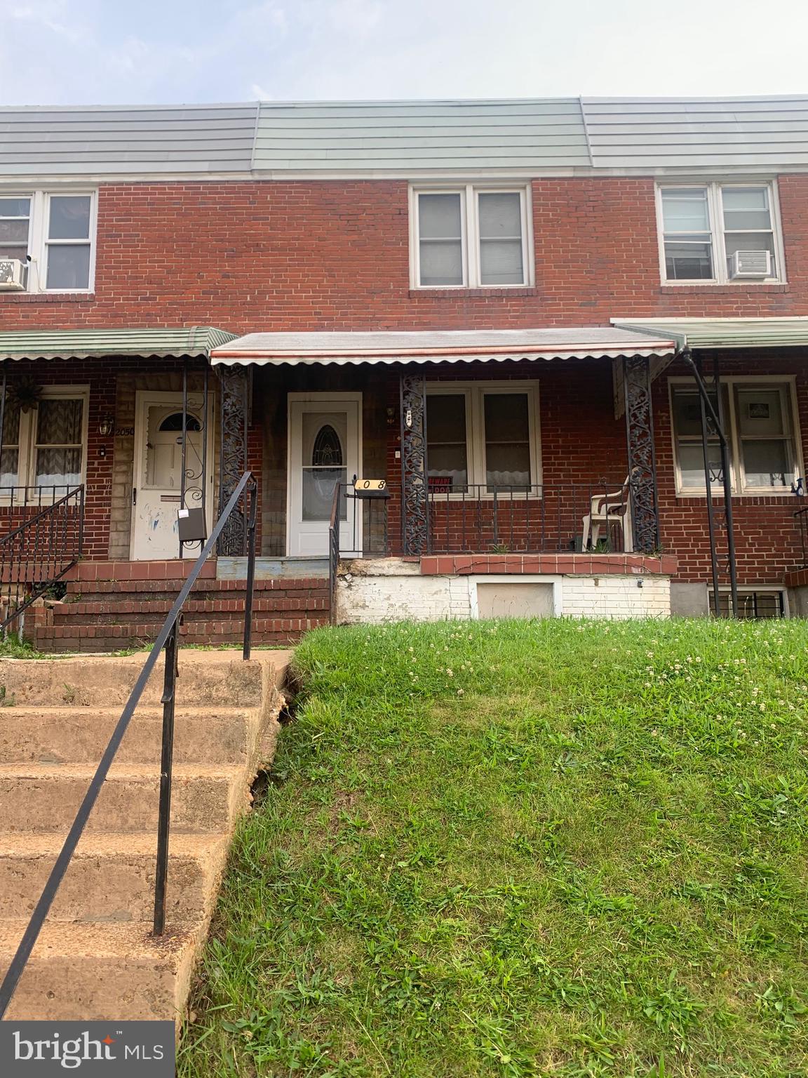 Many recent updates on this Morrell Park home. Features a year old furnace and hot water heater. Granite countertops in the kitchen. A jacuzzi tub in bathroom. Nicely refinished hardwood floors throughout the home. A great starter home for a young family or fully equipped retirement residence.