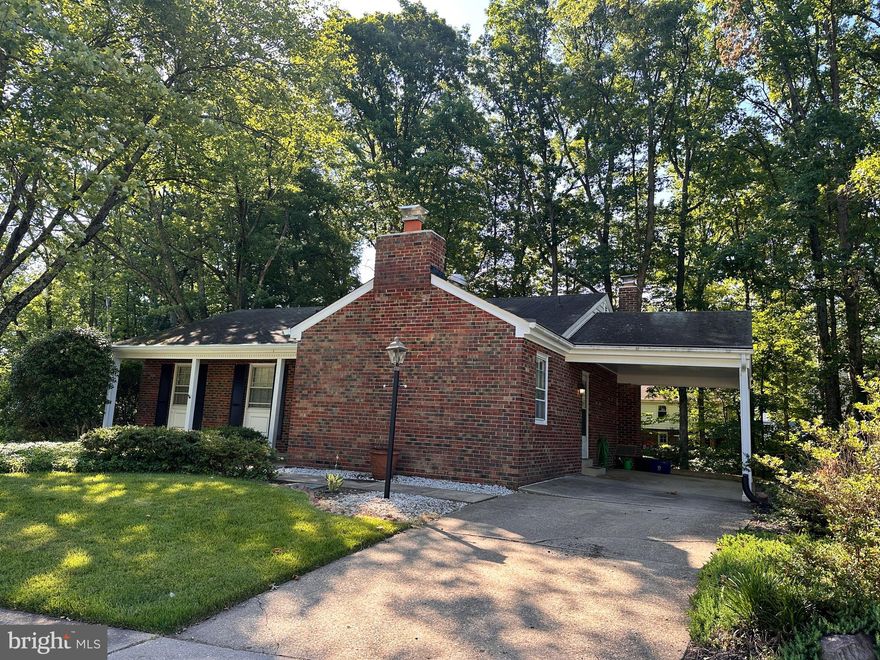 Nice Home in Cardinal Forest, two finished levels, 4 bedroom, 3 full baths and an open living room, dinning room and a large breakfast , family room. Walk out basement.