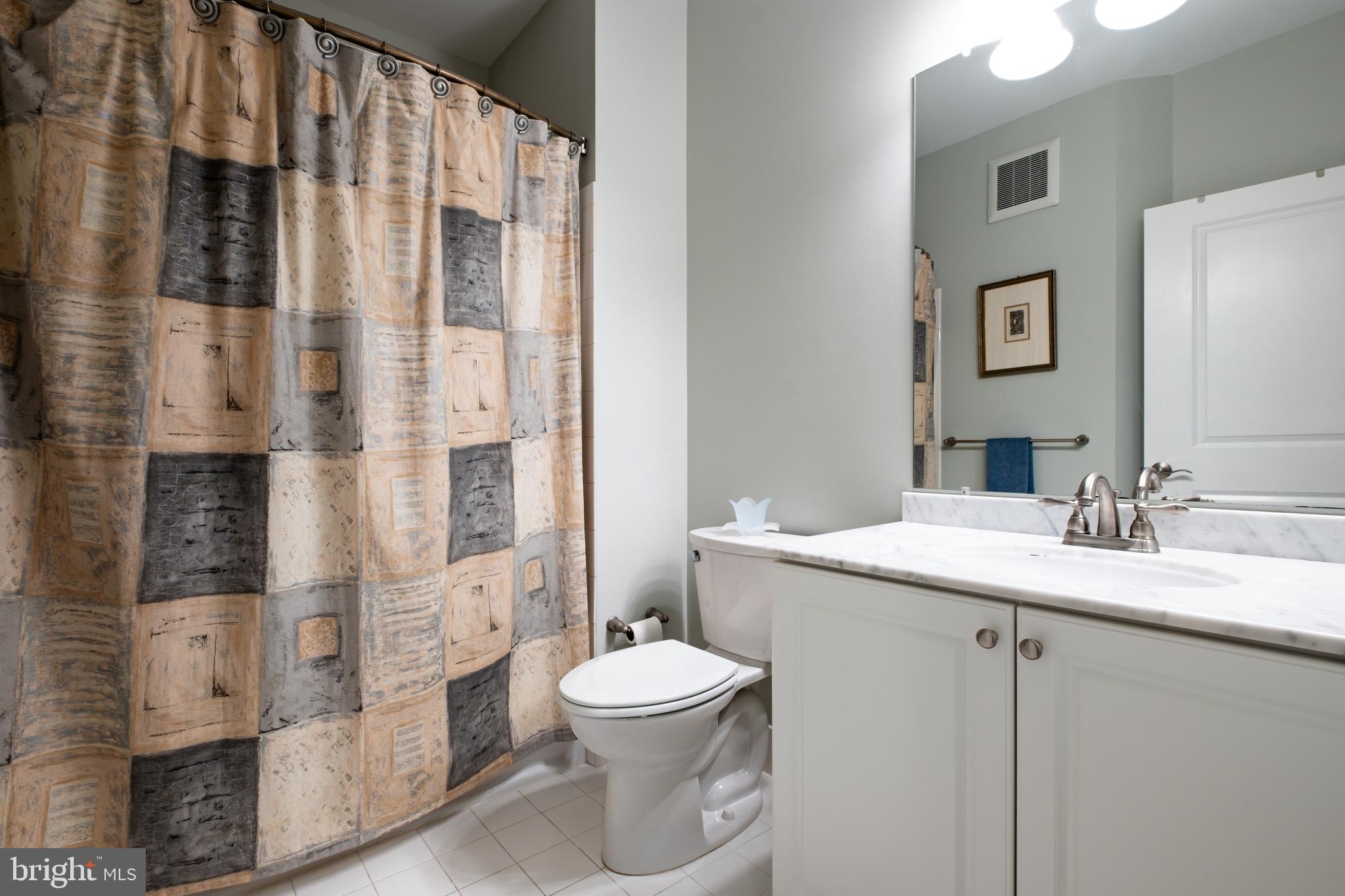 NAVAL SQUARE - Residential Lease