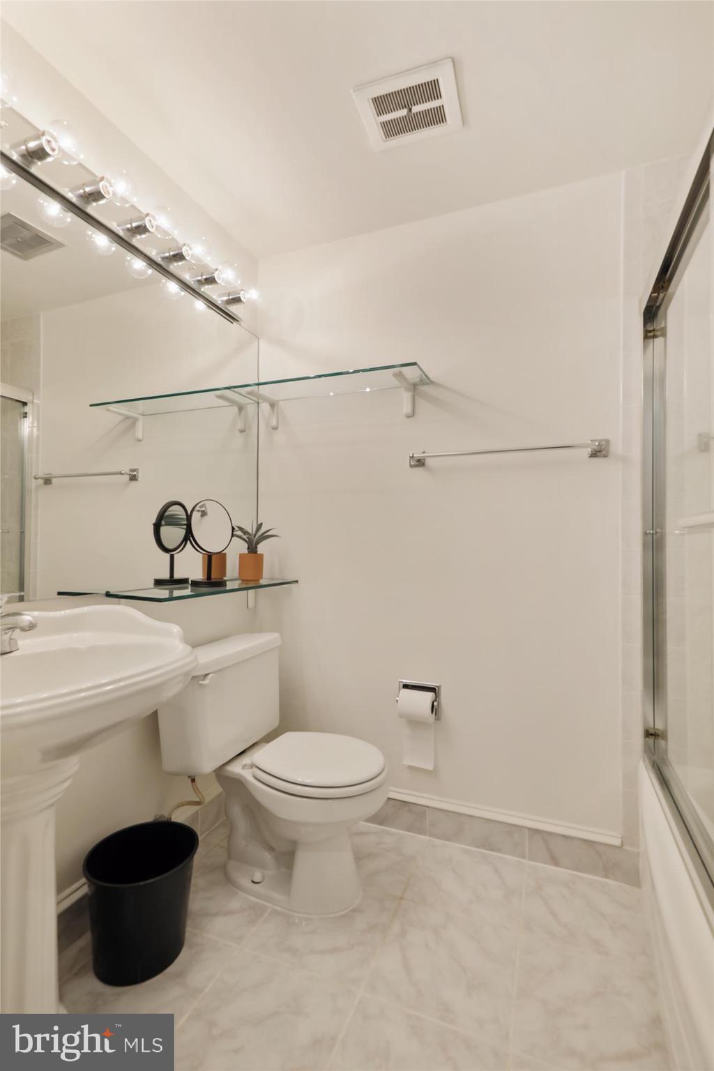 POTOMAC WOODS - Residential Lease