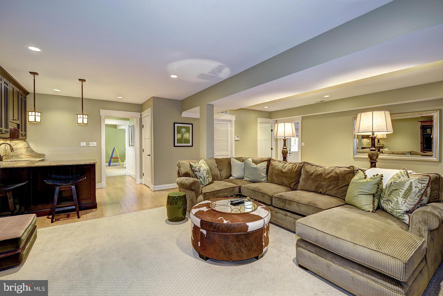 MCLEAN MANOR - Residential