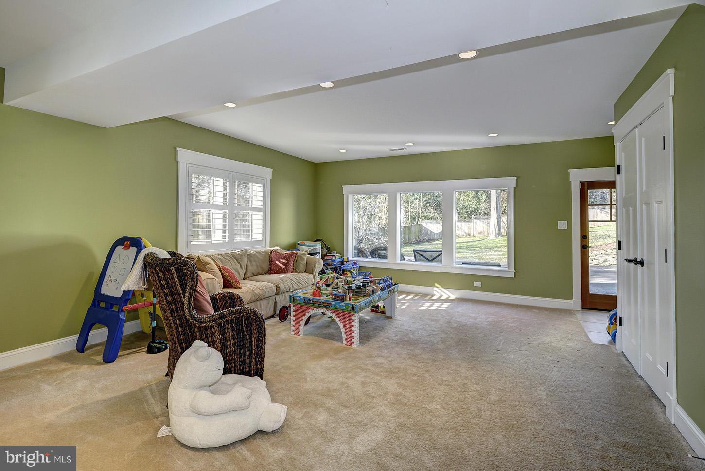 MCLEAN MANOR - Residential