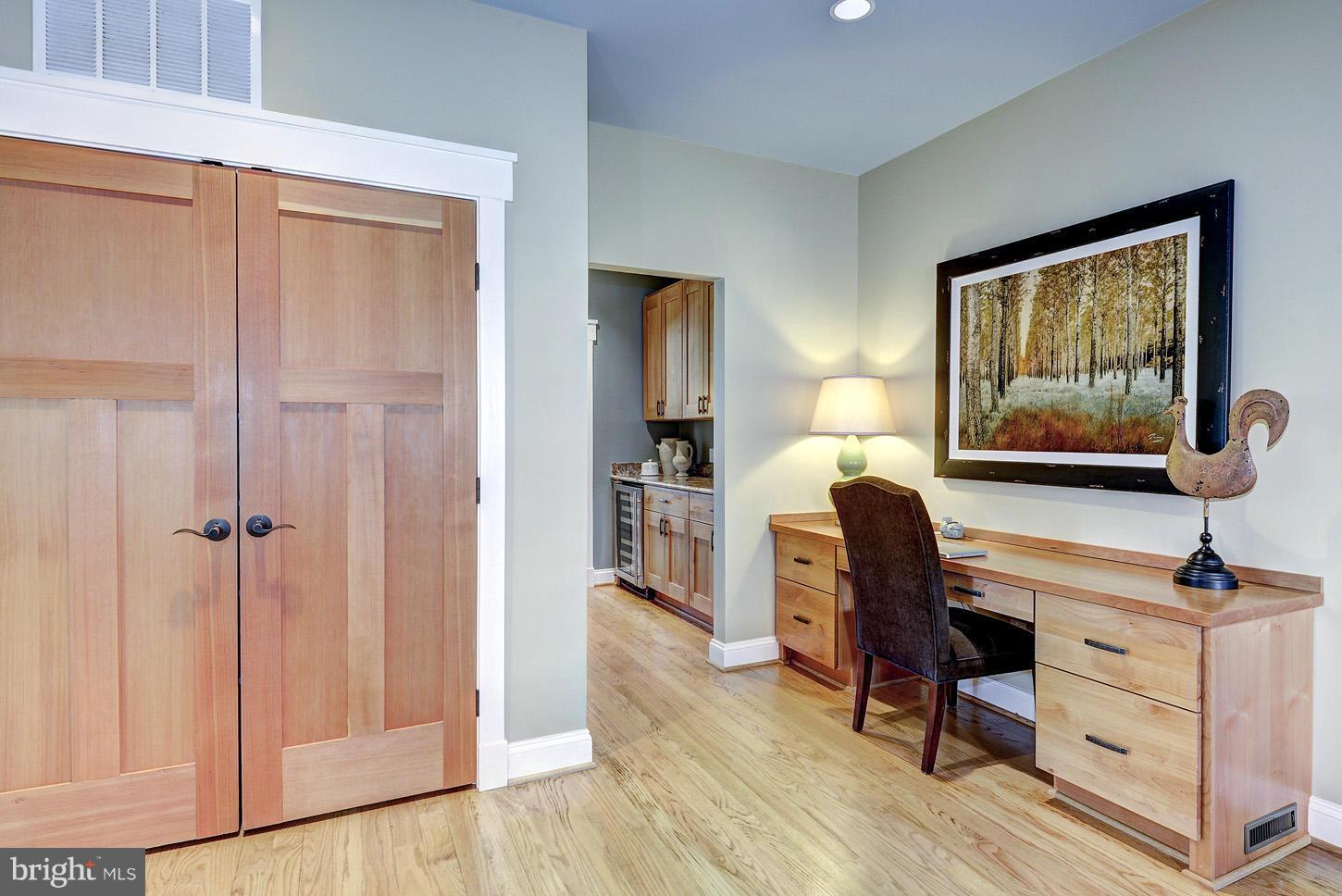 MCLEAN MANOR - Residential