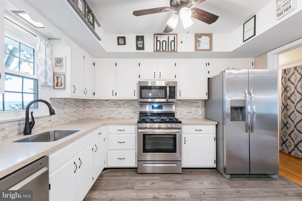 Photo of 402 RIDGEVIEW AVE, ELIZABETHTOWN, PA 17022 (MLS # PALA2039106)