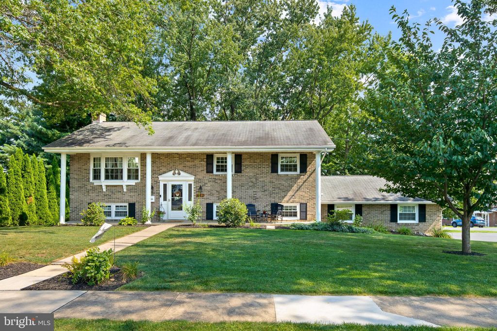 Photo of 402 RIDGEVIEW AVE, ELIZABETHTOWN, PA 17022 (MLS # PALA2039106)